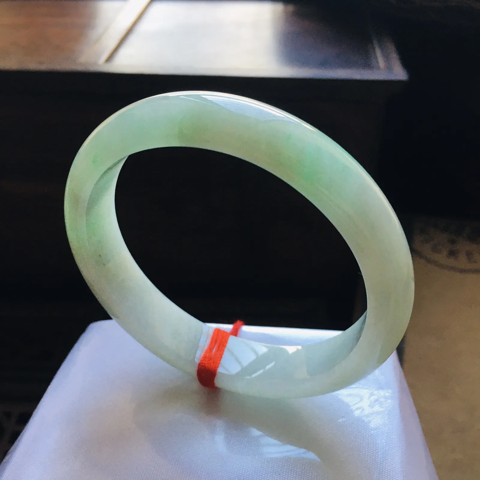 贵妃53飘绿手镯，水润细腻，自然光实拍～尺寸：53.2*46.9*12*6.9（毫米），适合正圈51