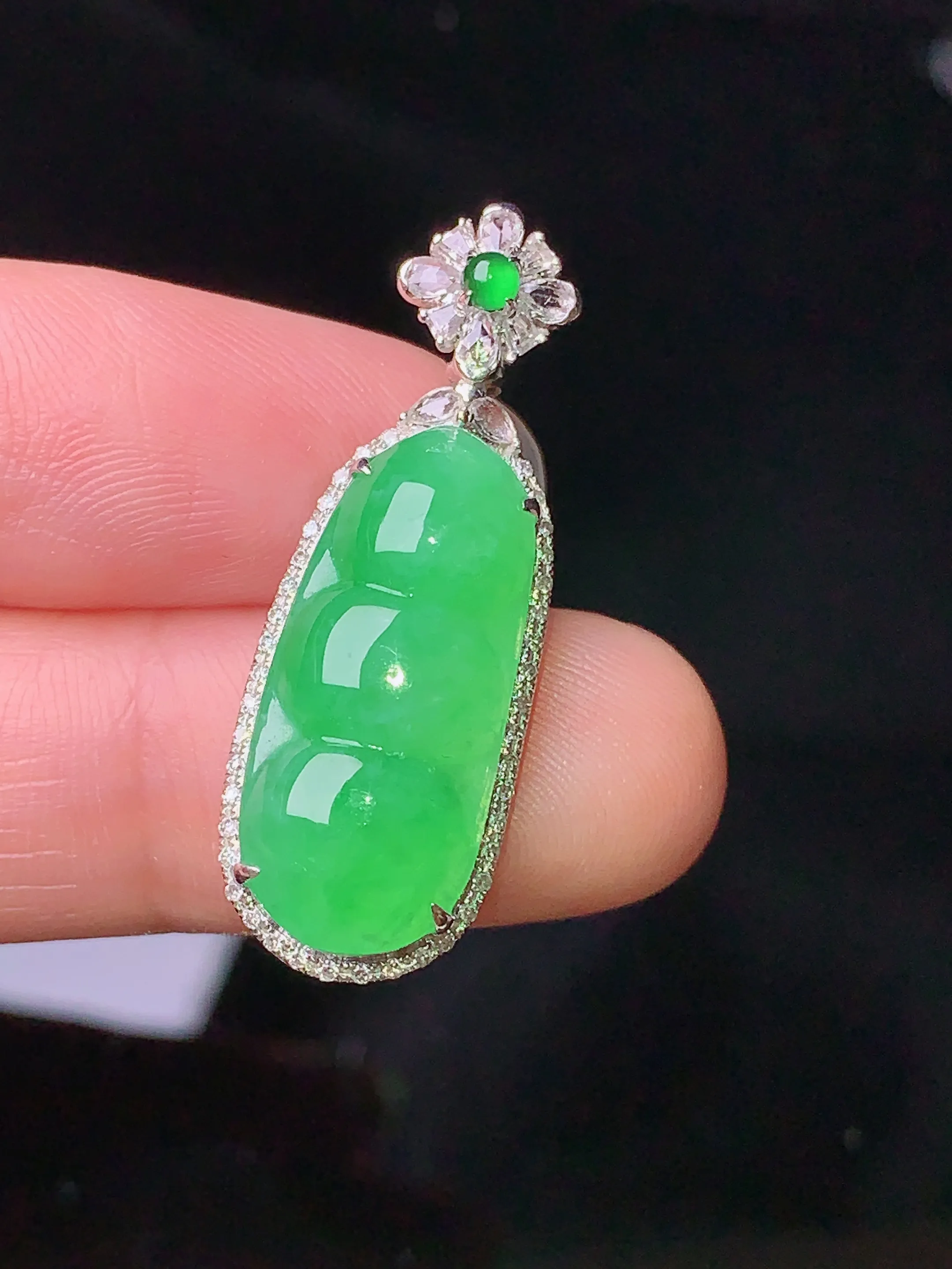 18k金钻镶嵌翠绿四季豆吊坠 玉质细腻 色泽清新艳丽 整体尺寸32*11.5*7.5