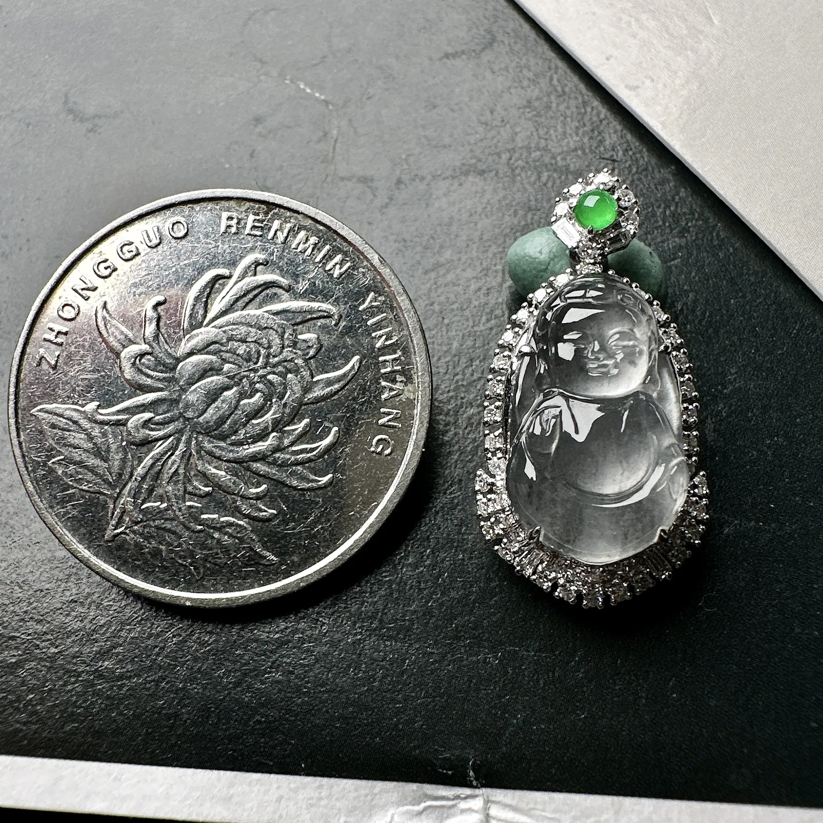 【冰种宝宝观音吊坠】乌鸡黑钢料，种水上乘，晶莹剔透，纯净通透，莹光感很强，18k金钻镶嵌，裸石尺寸15.7*9.5*3.5毫米