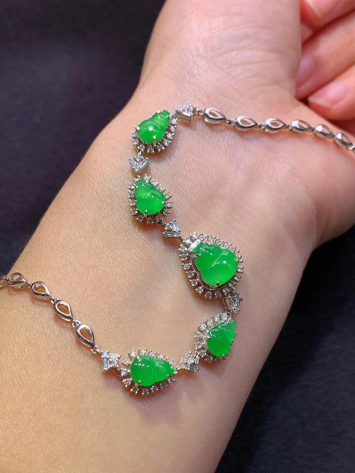 冰阳绿葫芦手链，18k金镶嵌，款式精美，冰润色阳，种水足 尺寸8.5*7.5*2