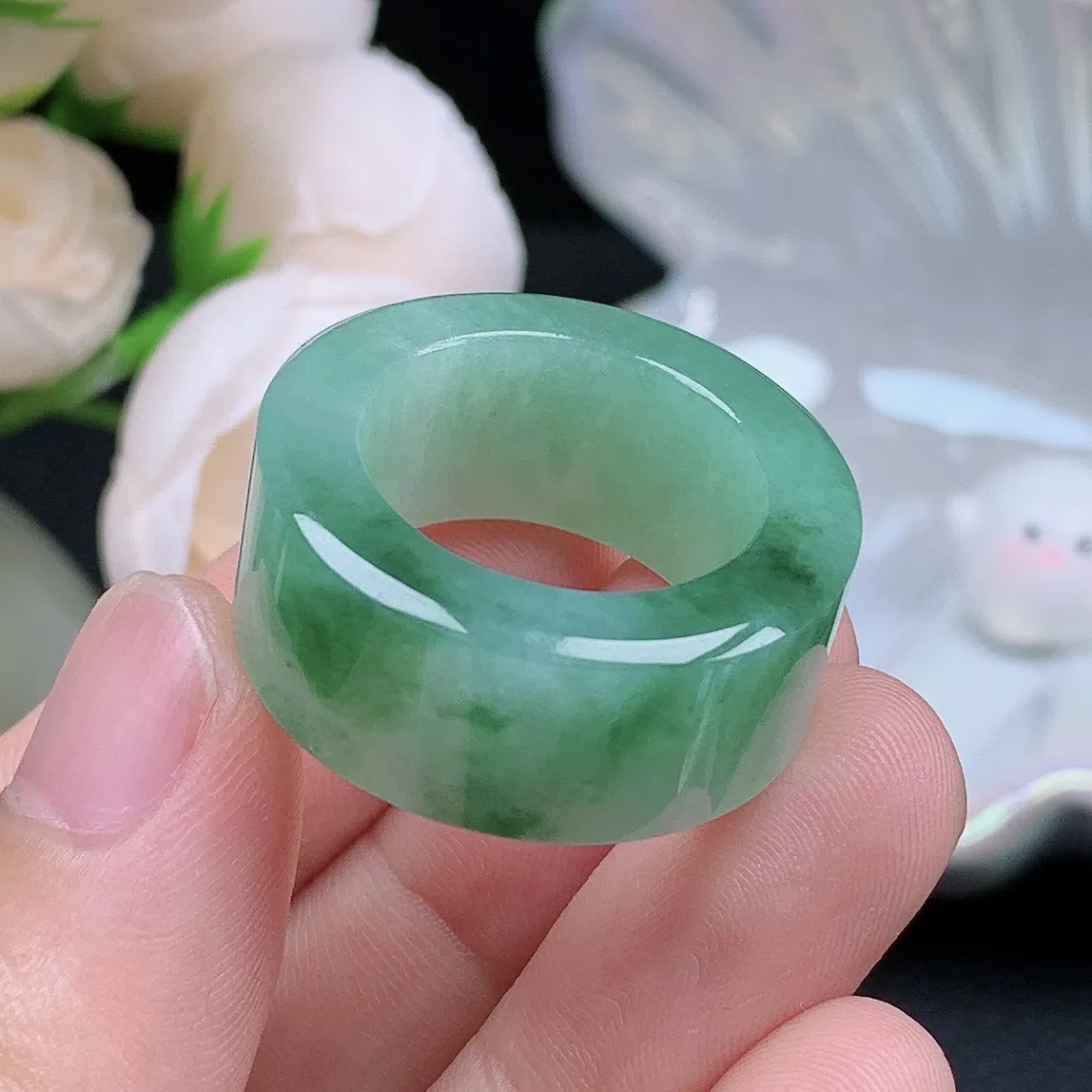 缅甸老坑种翡翠水润飘绿花扳指玉指环  水润通透 尺寸：19-12.2-5.3mm 20号圈口5S