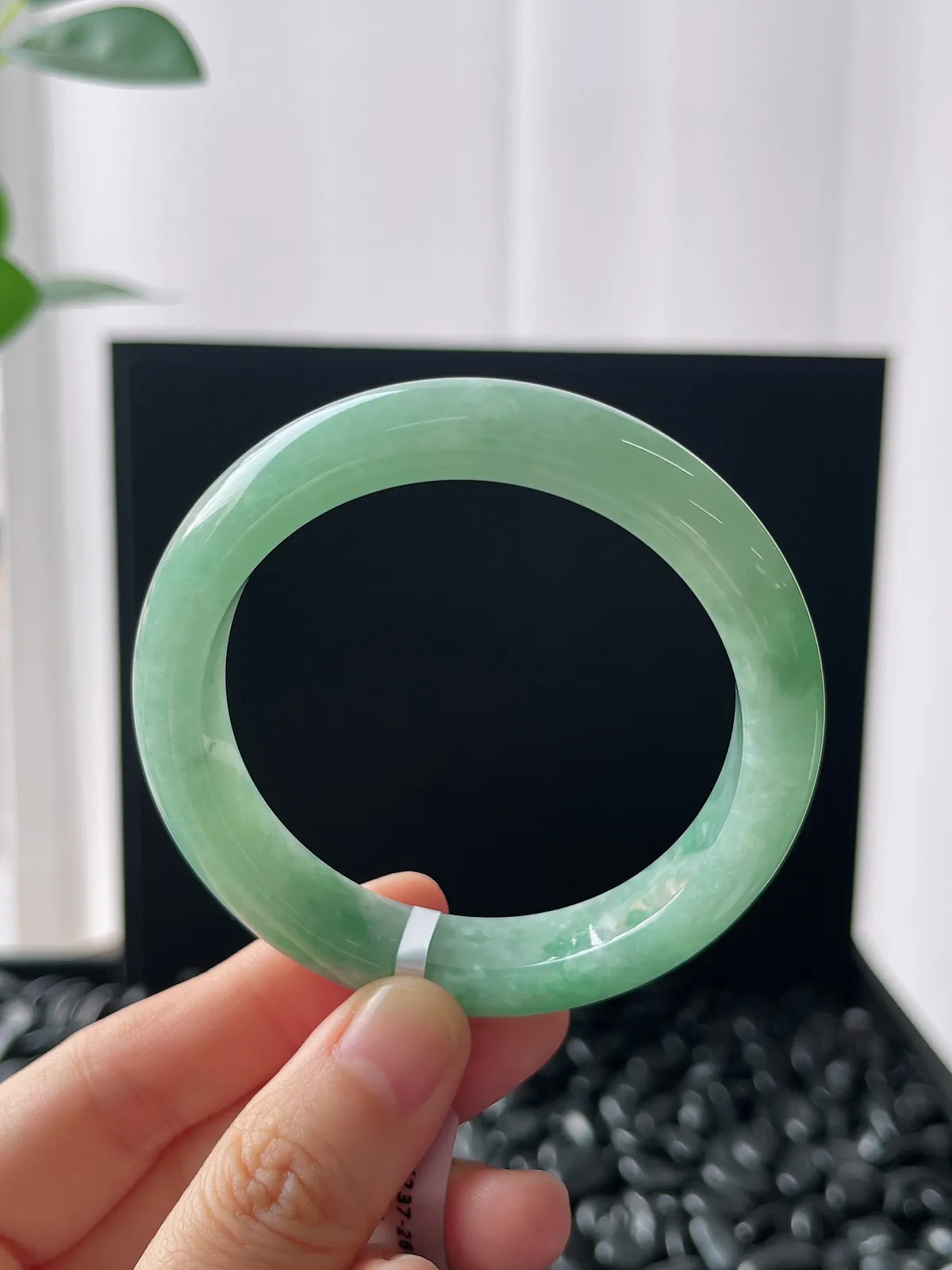 正圈52.7圈口，翡翠糯化种淡绿色手镯