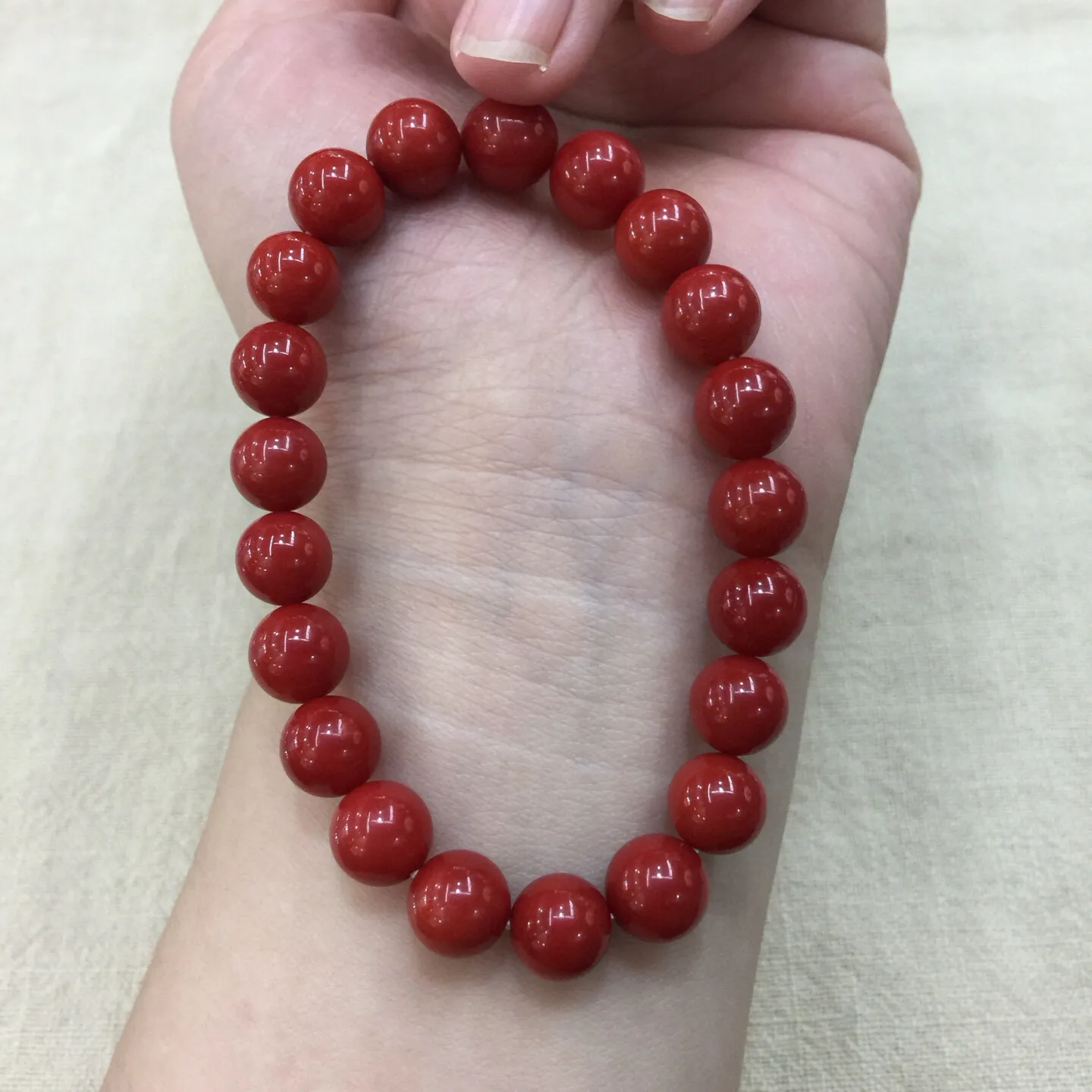 【天然近牛血珊瑚9.28mm大圆珠弹力手串】近牛血红颜色，光泽柔润透亮，直径约为9.28-8.5mm，重量为20.59克，珊瑚本为佛教珍宝，来自深海千年生长，有生长纹，属于有机宝石，气场强大，材料意大利沙丁材料，稀少珍贵！每粒均为天然无添加无修补！收藏精品！传承宝贝！