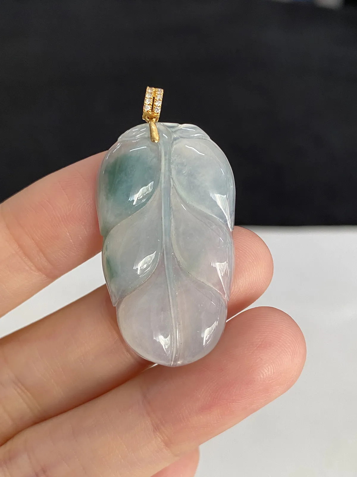 翡翠冰糯种白色叶子，伴钻石