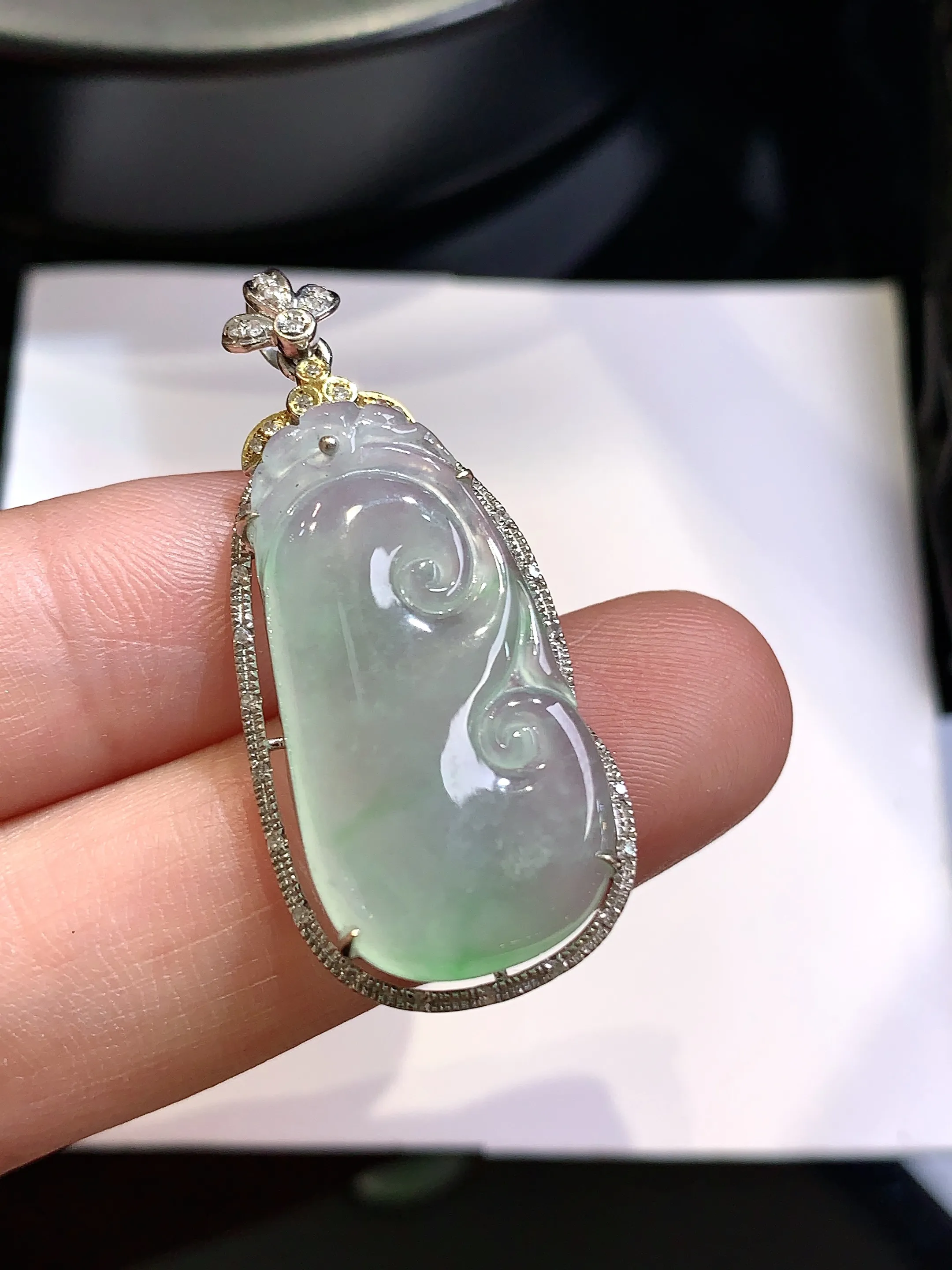 18k金钻镶嵌冰种如意吊坠 玉质细腻 色泽清新艳丽 整体尺寸36.6*16*6.5