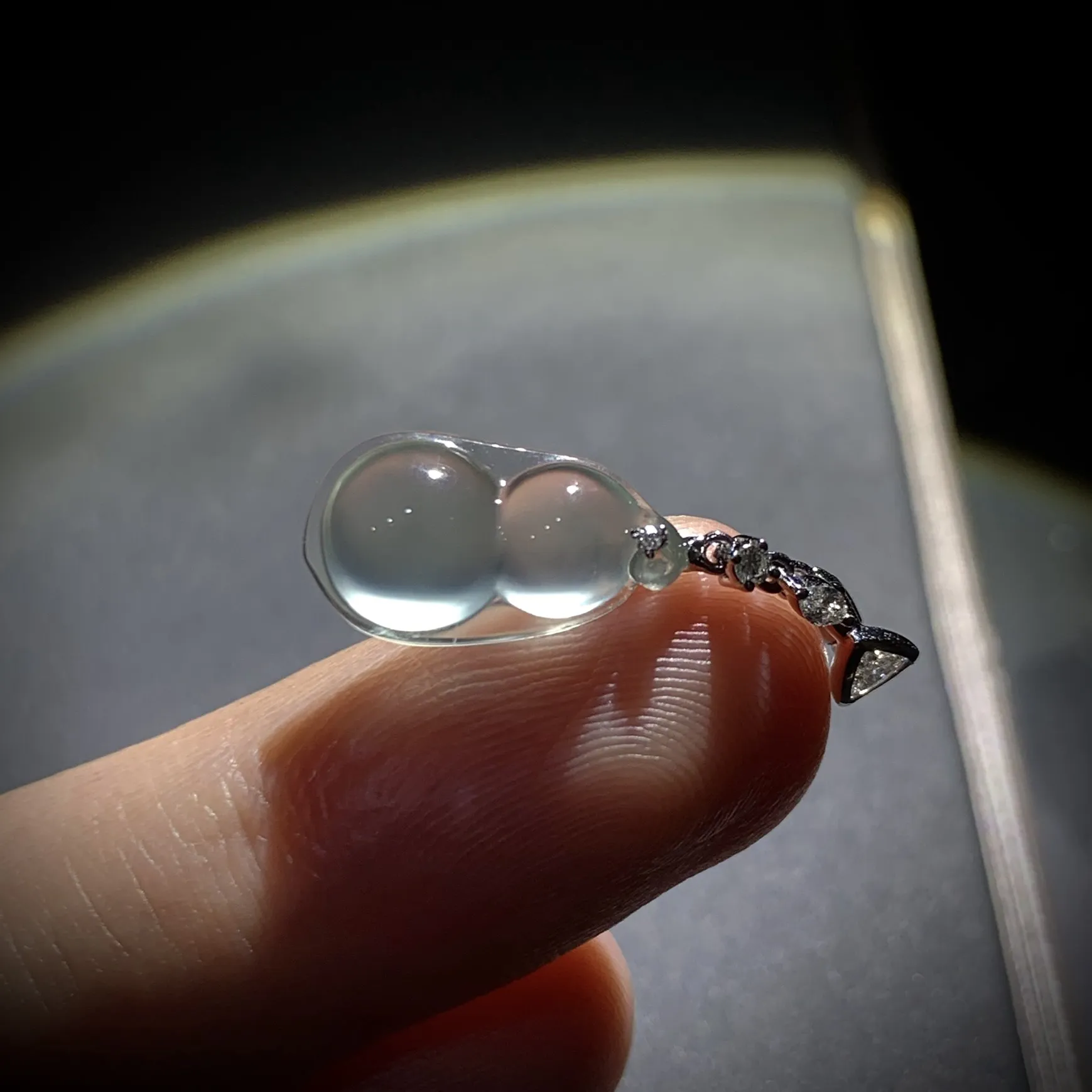 玻璃种精品豆子，
27-裸石17.2-8.8-5.5mm，
18K金，南非钻，