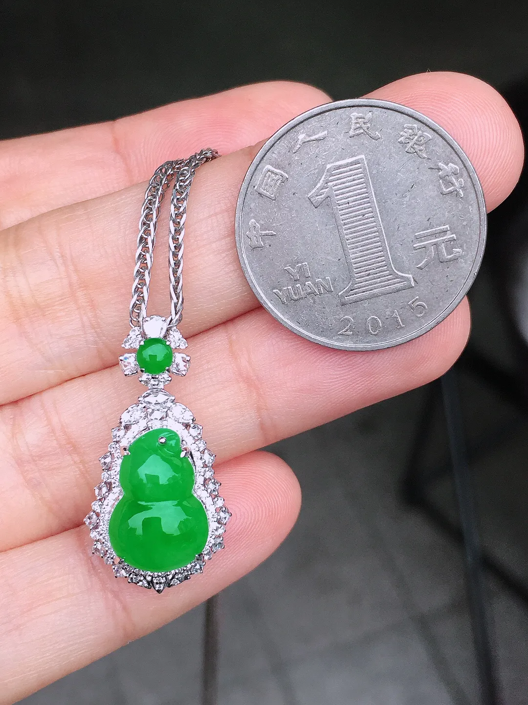 阳绿葫芦吊坠，色泽均匀艳丽，玉质细腻，荧光感超
强，饱满圆润，尽显优雅气质，18k
金豪华镶嵌