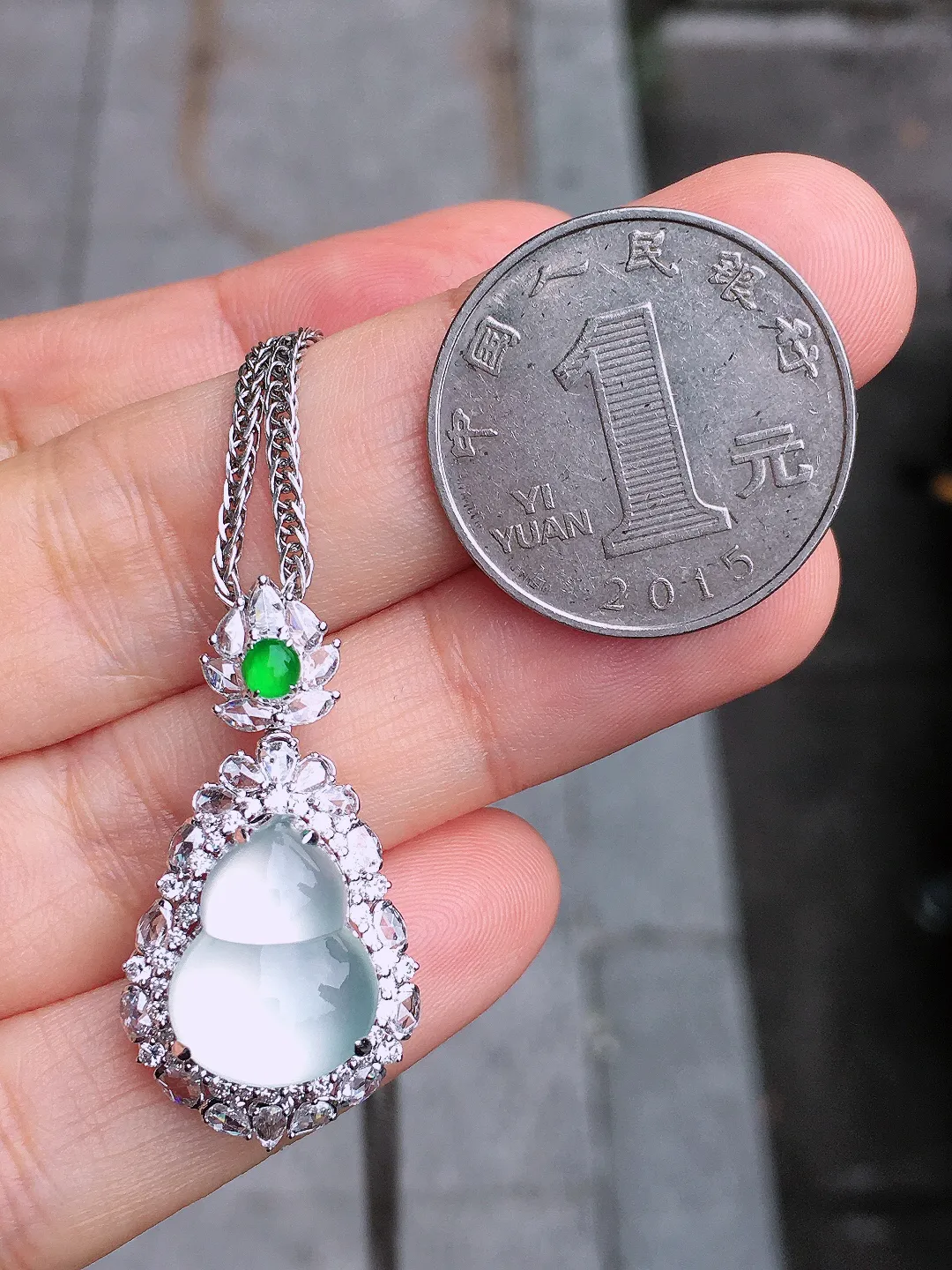 冰种葫芦吊坠，玉质细腻，荧光感超
强，饱满圆润，尽显优雅气质，18k
金豪华镶嵌