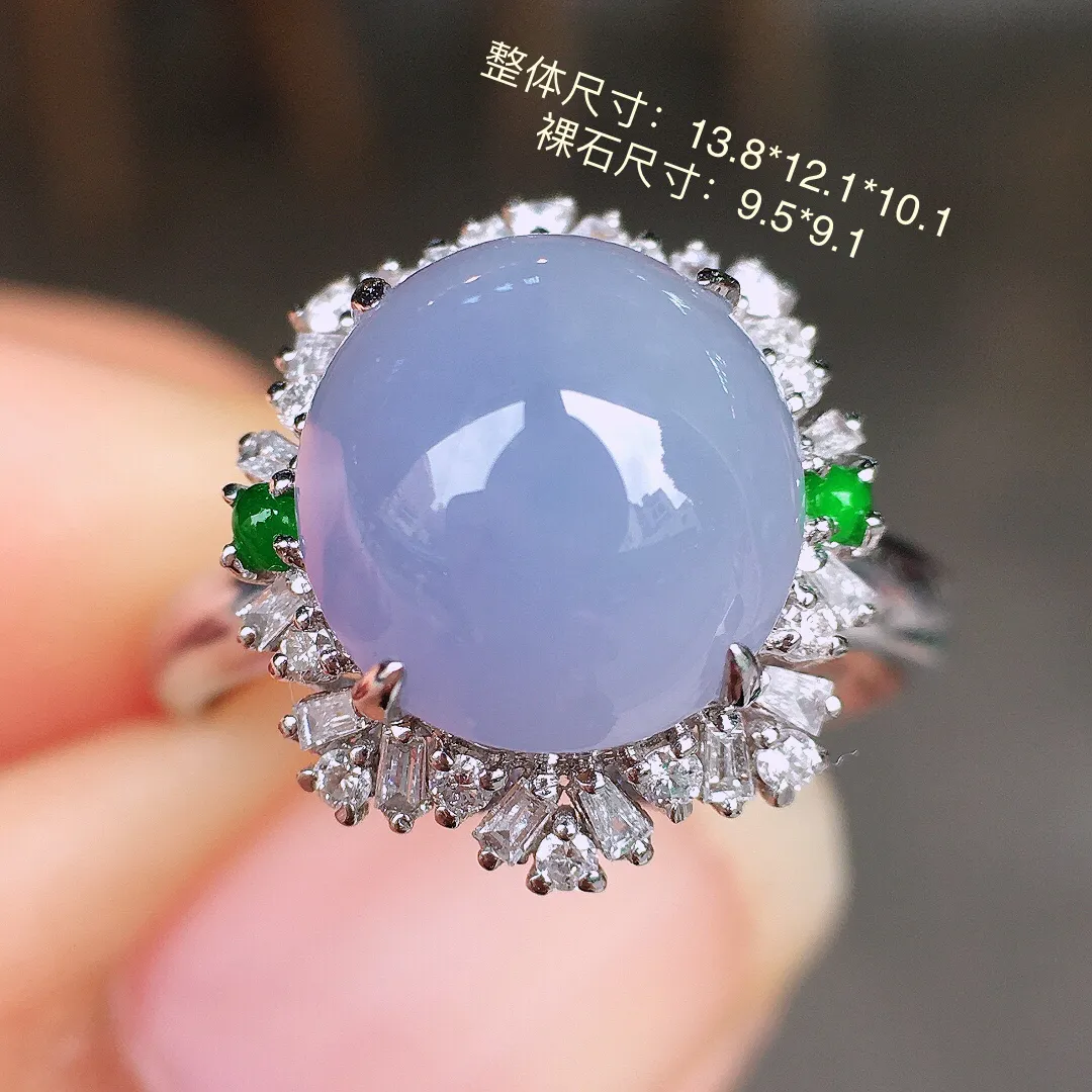 紫罗兰蛋面戒指，色泽均匀艳丽，玉质细腻，荧光感超
强，饱满圆润，尽显优雅气质，18k
金豪华镶嵌