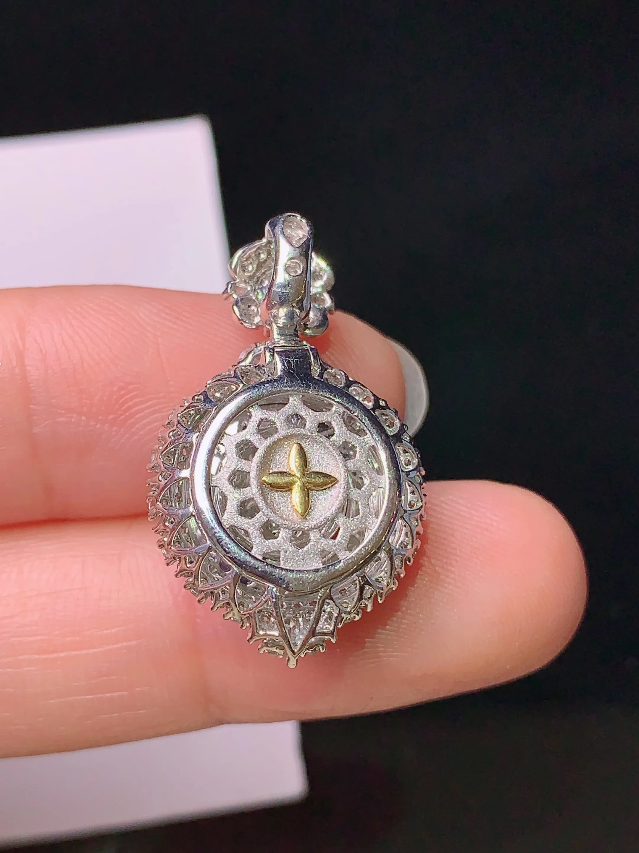 18k金钻镶嵌黄翡蛋面吊坠 玉质细腻 色泽清新艳丽 整体尺寸26.5*16.3*9.8