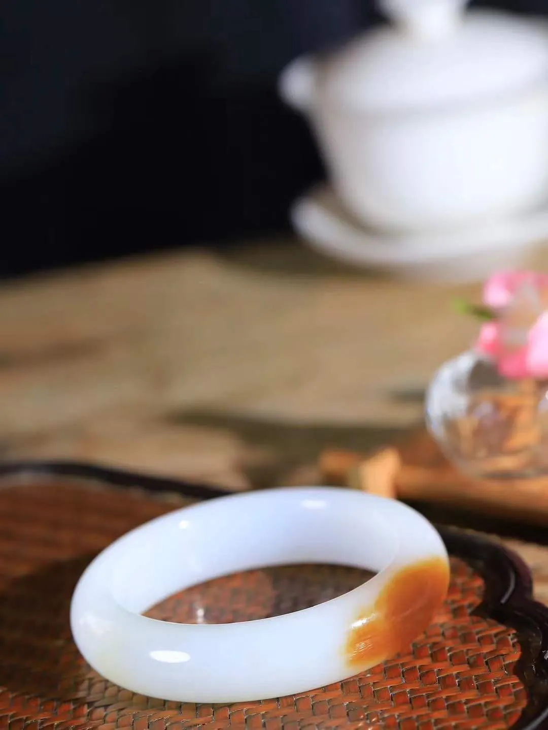 【婉约佳人.手镯】

收藏级臻品️和田玉糖白玉手镯 玉质温润细腻 油性十足 手感舒适，高华雅逸，线