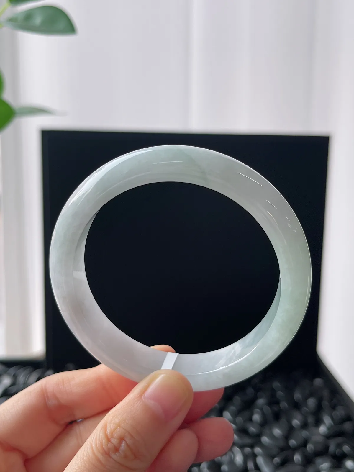 正圈55.9圈口，翡翠糯化种淡绿色手镯