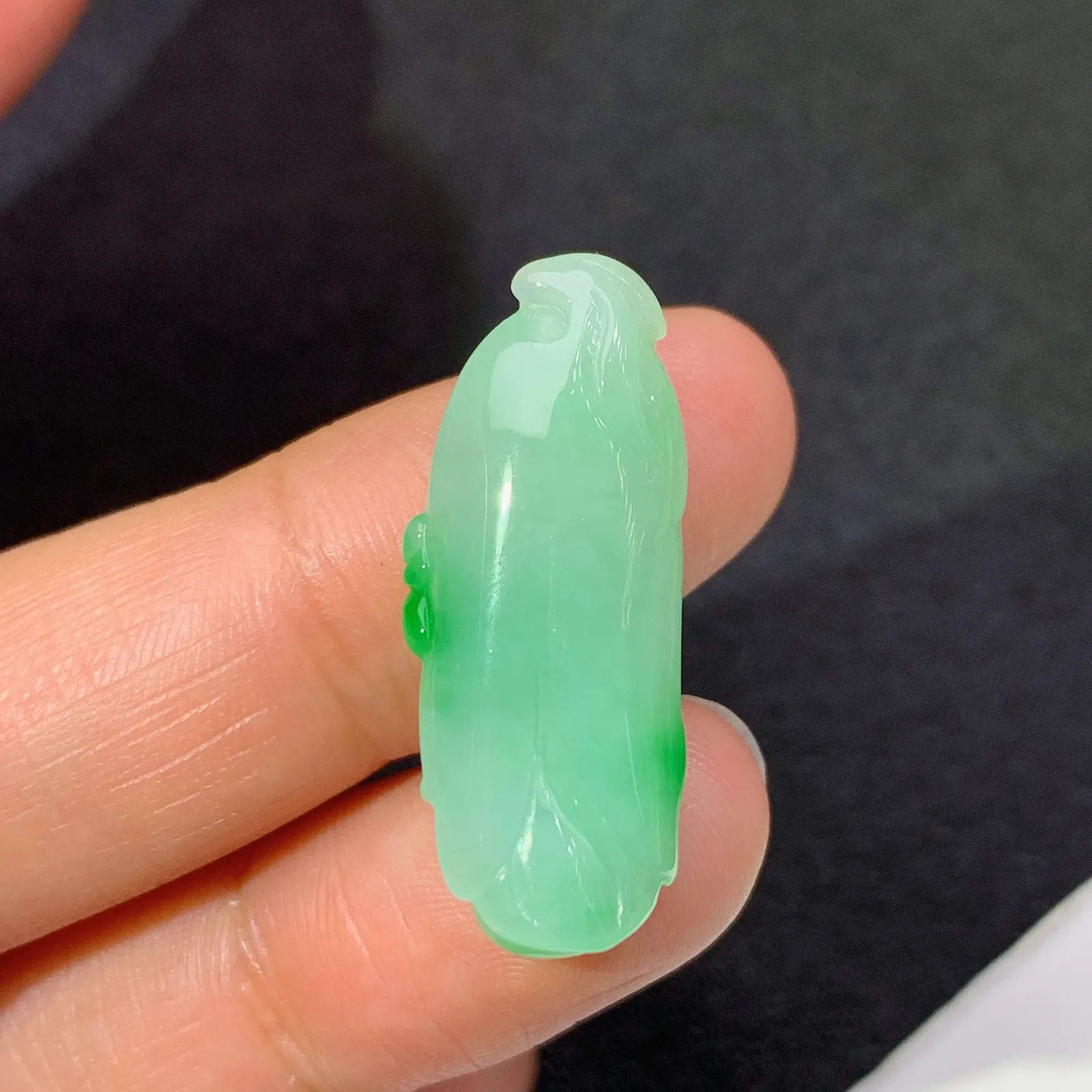 飘绿白菜吊坠 镶嵌佳品，冰润细腻，种水足 尺寸28*11.3*6.4