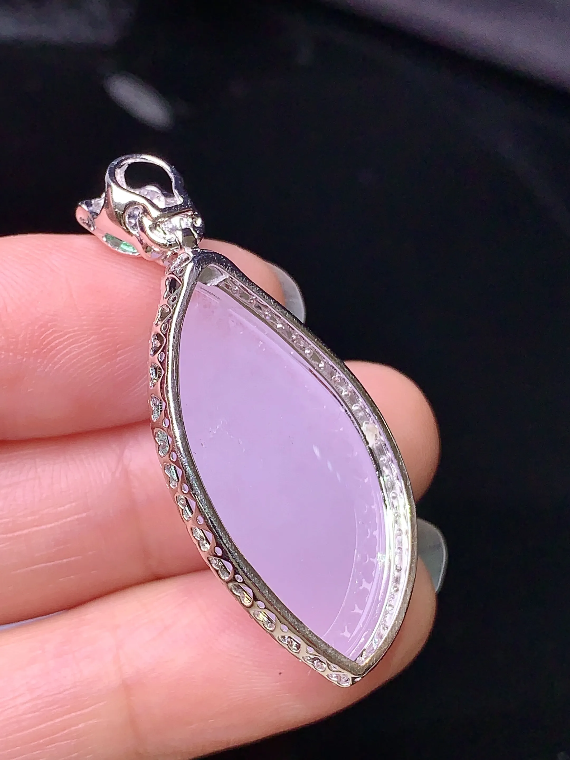 18k金钻镶嵌紫罗兰随形吊坠 玉质细腻 色泽清新艳丽 整体尺寸41.7*17*11.5