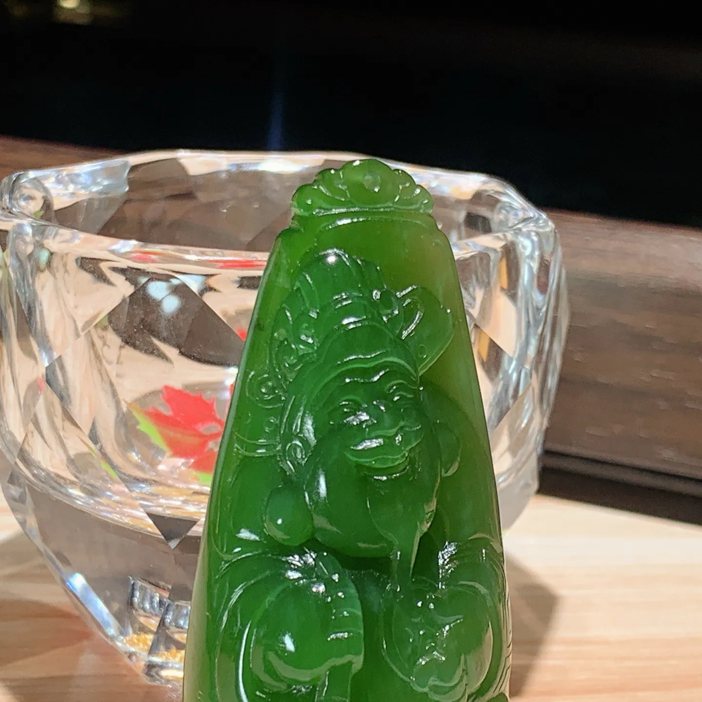 和田玉阳绿俄罗斯碧玉财神挂件。尺寸60/29/17重43克。玉质细腻油润。手推出油。佩戴高端典雅。lt251113