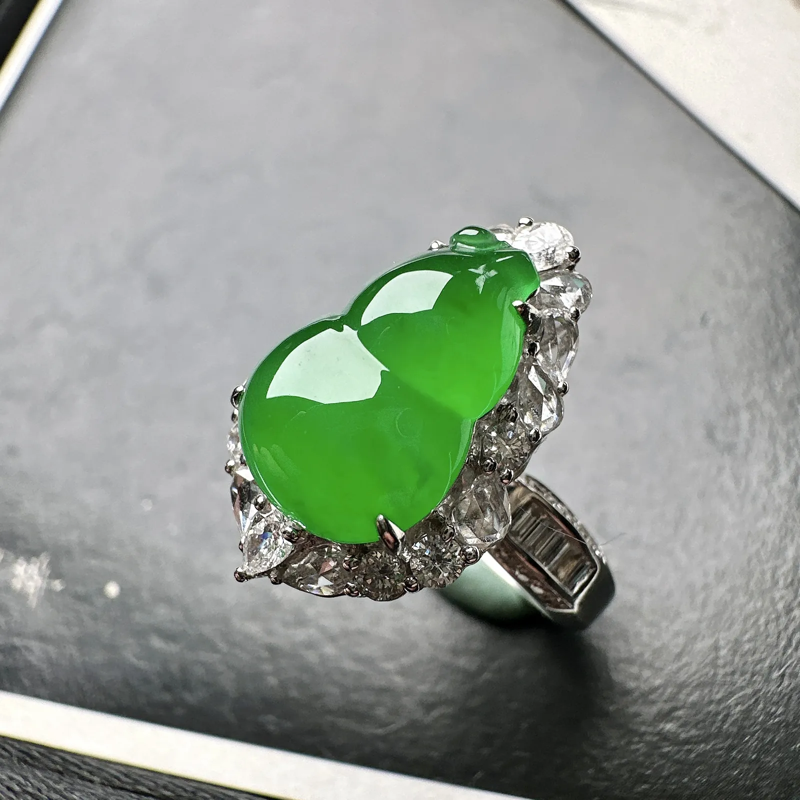 【冰种满绿葫芦戒指】种水色俱全，冰透闪亮，通透感饱满度很好，18k金钻豪华镶嵌，裸石尺寸13.3*9.4*4.4毫米