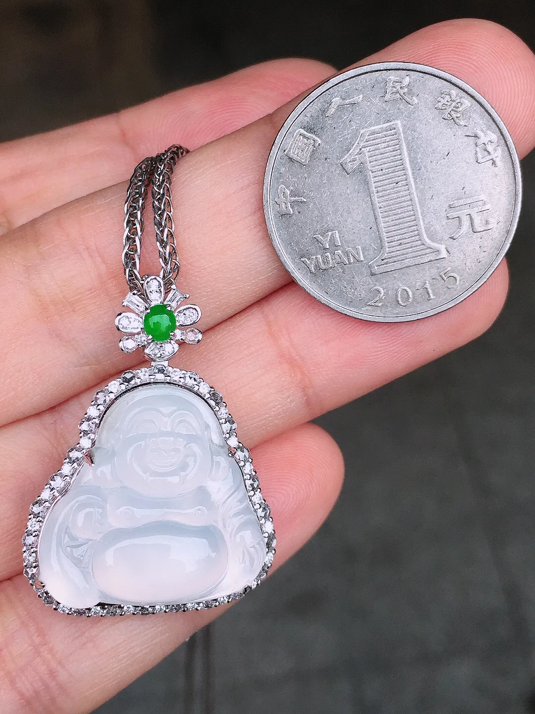 冰种【财神爷】吊坠，玉质细腻，荧光感超
强，饱满圆润，尽显优雅气质，18k
金豪华镶嵌
