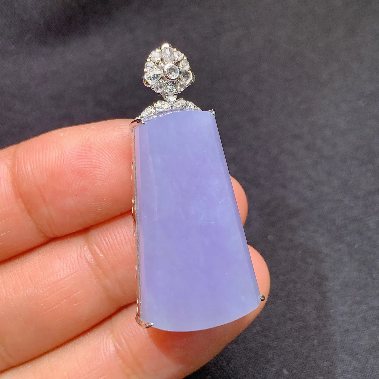 紫罗兰无事牌吊坠，18k金镶嵌，温润细腻，颜色鲜艳 尺寸37.7*17.5*7.6