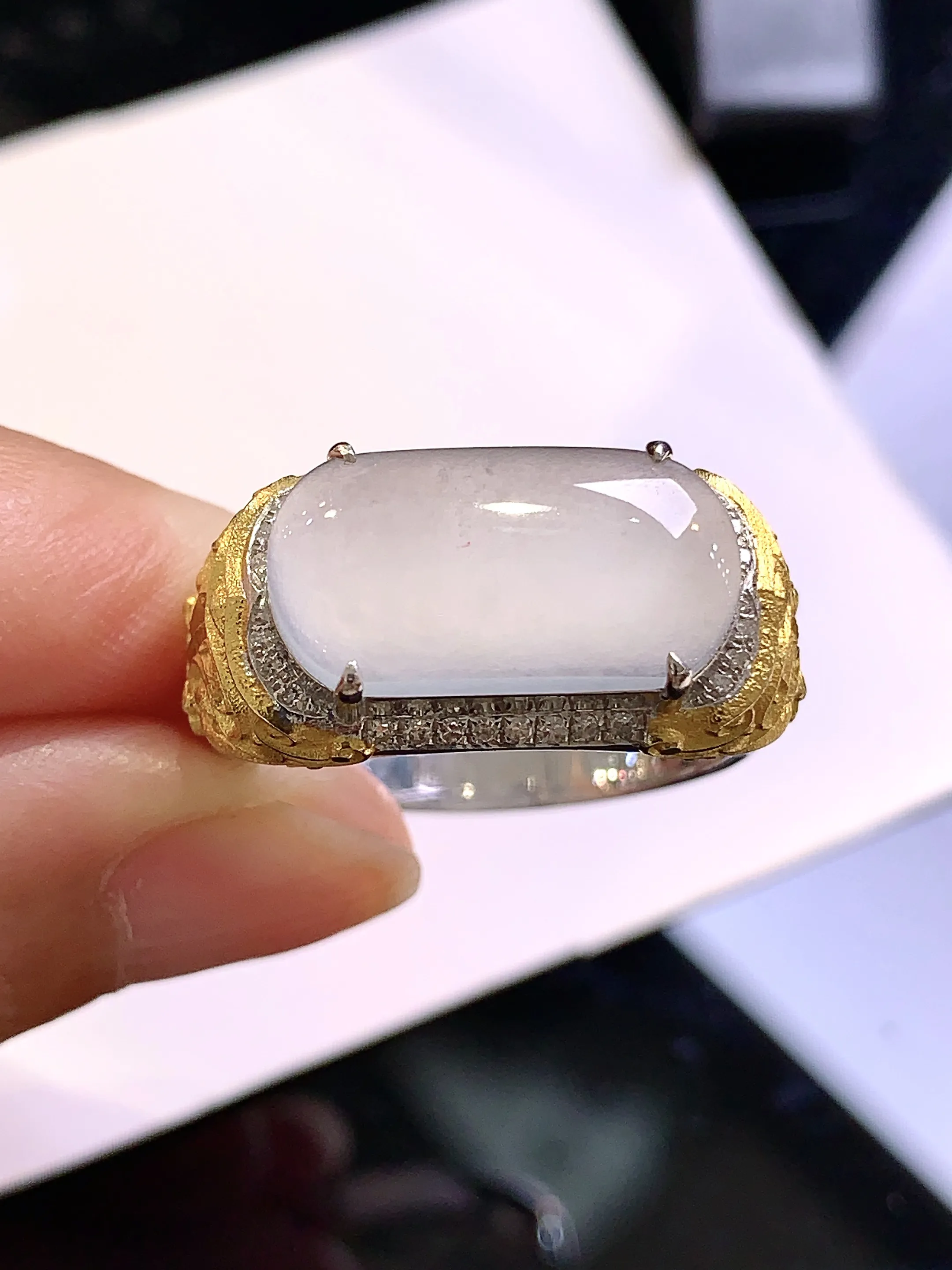 18k金钻镶嵌冰种马鞍戒指 玉质细腻 色泽清新艳丽 圈口20.5 裸石尺寸16.8*8.8*2.6