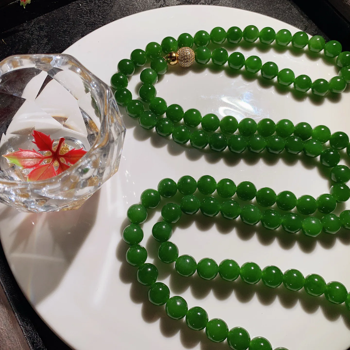 和田玉鲜阳绿俄罗斯碧玉108佛珠项链。单颗尺寸9重144克。玉质细腻油润。手推出油。佩戴高端典雅。lt251113