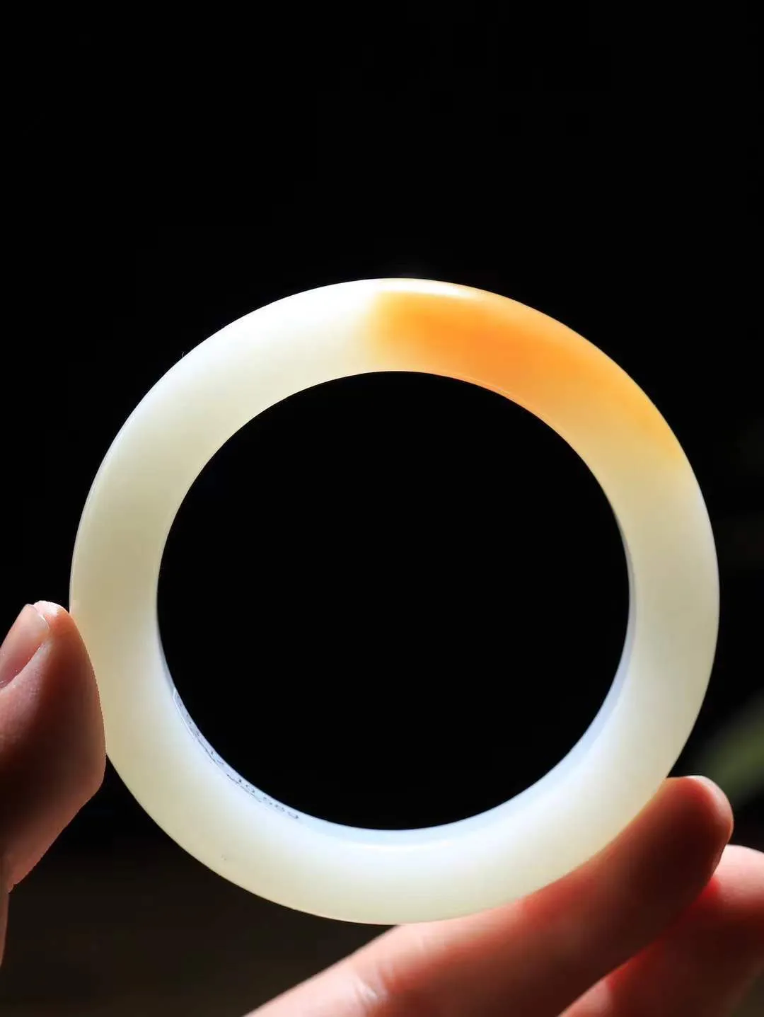 （温柔雅致.手镯）

收藏级臻品️和田玉糖白玉手镯。镯型饱满，温润细腻，脂润沁香。️执一卷书，沏一盏茶，着一袭裙，戴一只镯。淡淡浅笺，素心若兰，静赏玉中诗画。悠悠岁月，芊手轻摘，盛满诗样芳华。重59克   尺寸53-12.5-10mm    FDA-321101300