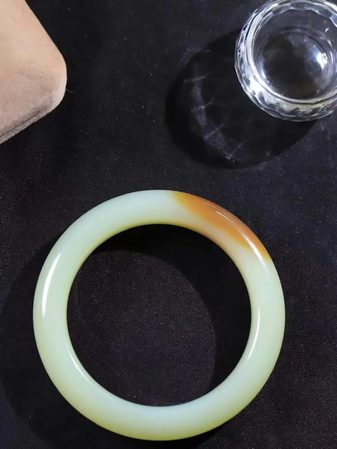 【暖玉生香·手镯】

精品和田玉糖白玉手镯，质地油润细腻，色泽高贵典雅，镯型古朴典雅。在诗情画意的雨巷相遇，你是我腕间的一抹风情，有你眸有深情，清风荡漾湖间静水，我愿俯身低眉，在烟波涟漪处，寻你深情倩影。内径55.5mm尺寸12-10.2mm重60.6克fDL-181171300