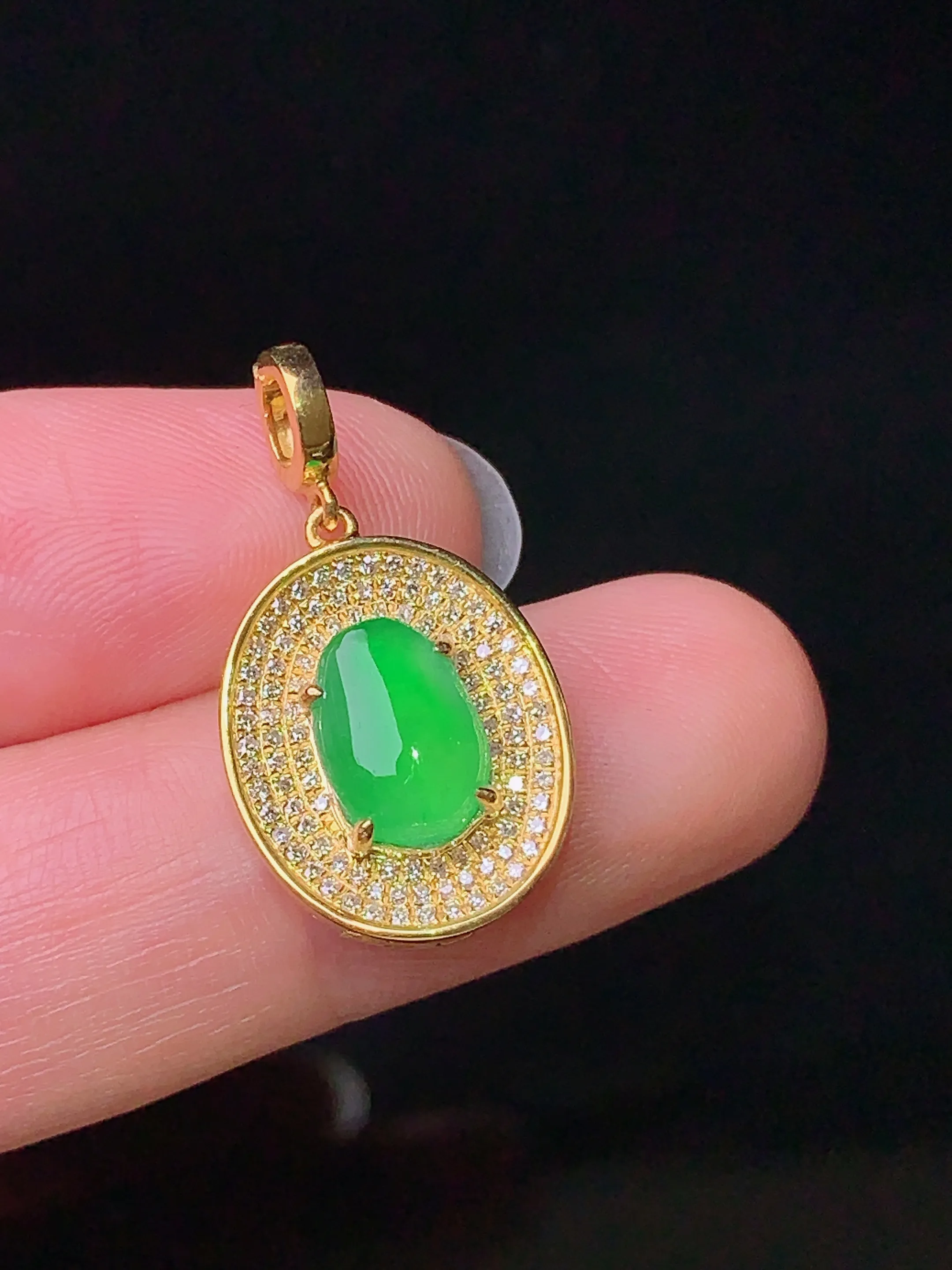 18k金钻镶嵌满绿蛋面吊坠 玉质细腻 色泽清新艳丽 整体尺寸24.2*13.5*5.5