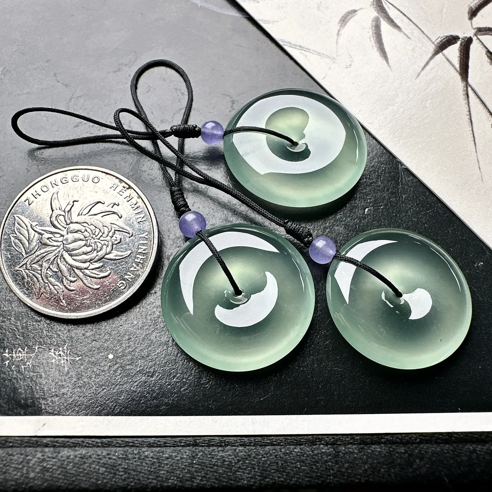 【冰种晴绿平安扣三件】质地细腻，品质很好，冰感十足，胶感明显，收藏品质。尺寸22.6*4.9毫米，尺寸23.6*5.3毫米