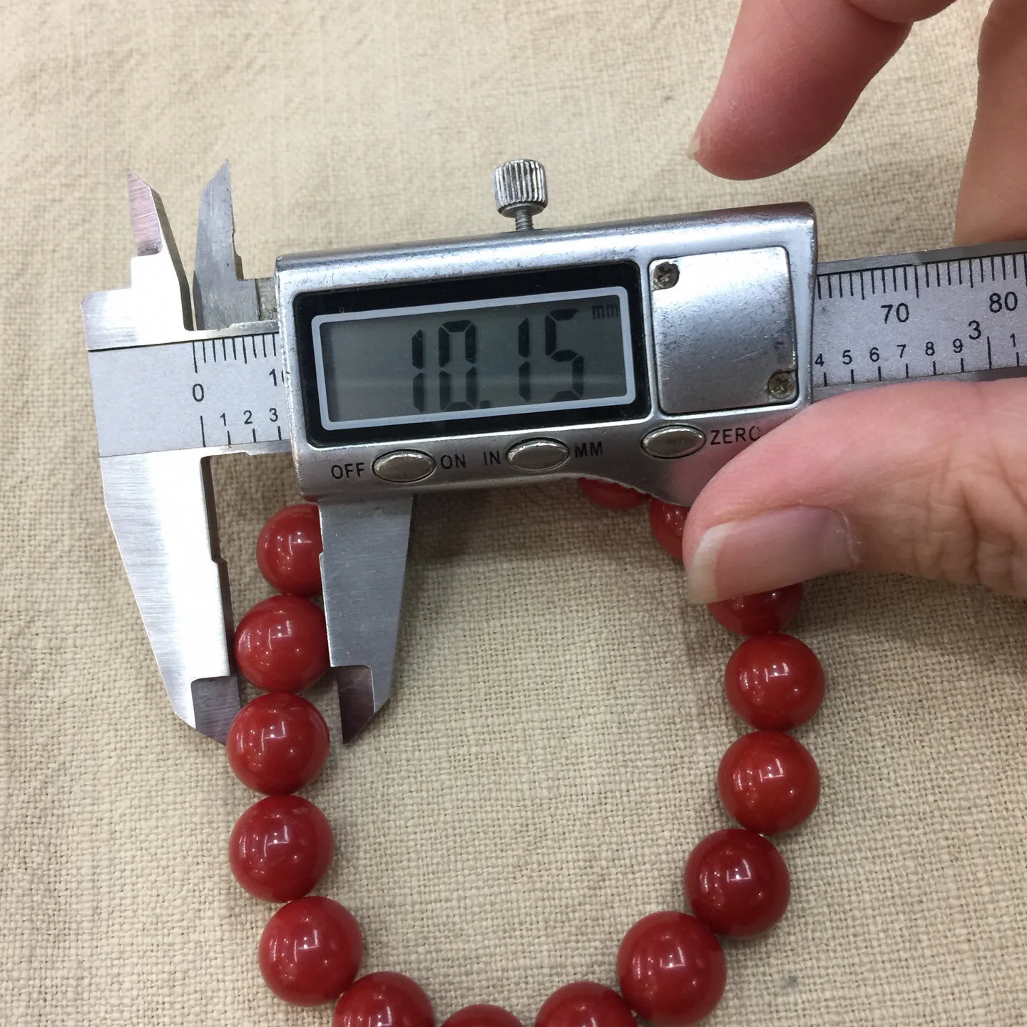 【天然近牛血珊瑚10mm大圆珠弹力手串】近牛血红颜色，光泽柔润透亮，直径约为10.15-9.36mm，重量为23.48克，珊瑚本为佛教珍宝，来自深海千年生长，有生长纹，属于有机宝石，气场强大，材料意大利沙丁材料，稀少珍贵！每粒均为天然无添加无修补！收藏精品！传承宝贝！