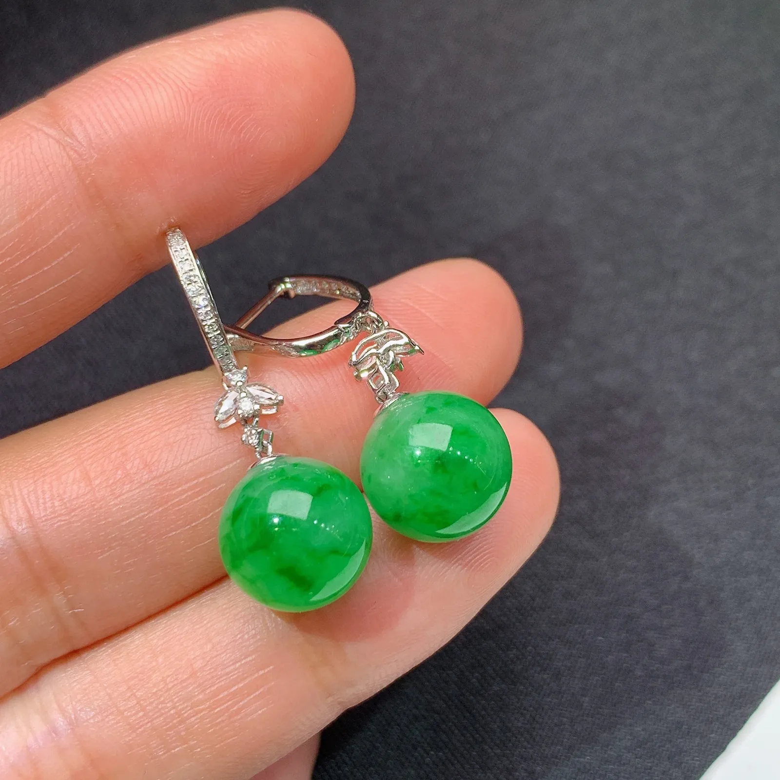 阳绿圆珠耳坠，18k金镶嵌，简约时尚，冰润色阳，种水足 直径10.5