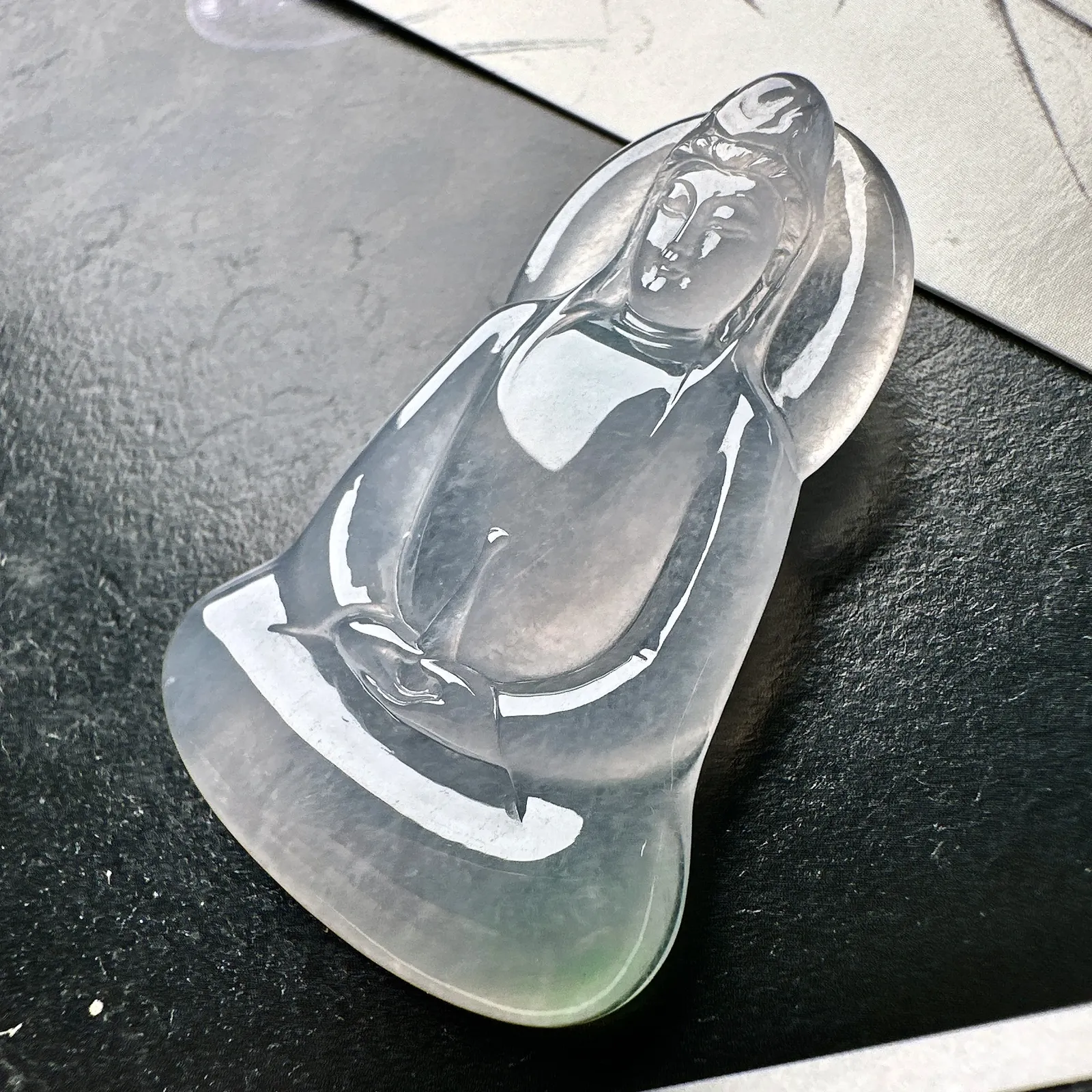 【冰种素衣观音】质地细腻，通透度上佳，冰感十足，适合佩戴。