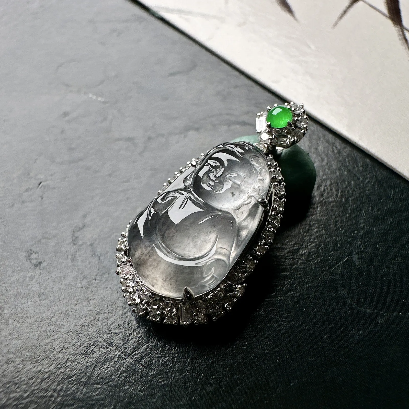 【冰种宝宝观音吊坠】乌鸡黑钢料，种水上乘，晶莹剔透，纯净通透，莹光感很强，18k金钻镶嵌，裸石尺寸15.7*9.5*3.5毫米