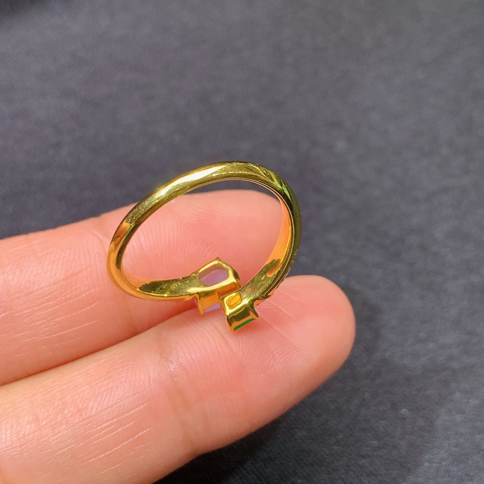 冰紫阳绿随形戒指，18k金镶嵌，款式新颖，冰润鲜艳，种水足 圈口14 尺寸5.2*3.5*2