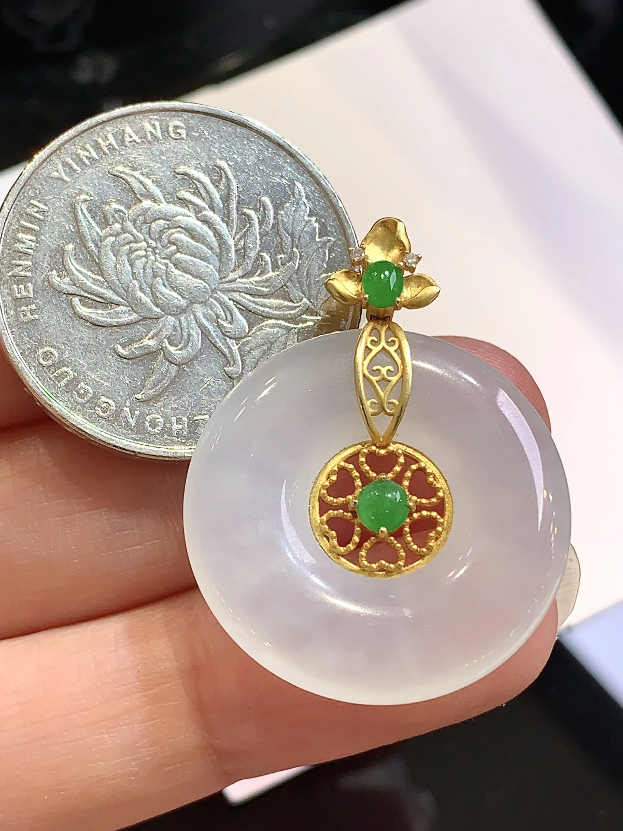 18k金镶嵌冰种平安环吊坠 玉质细腻 色泽清新艳丽 整体尺寸31.5*24.5*4