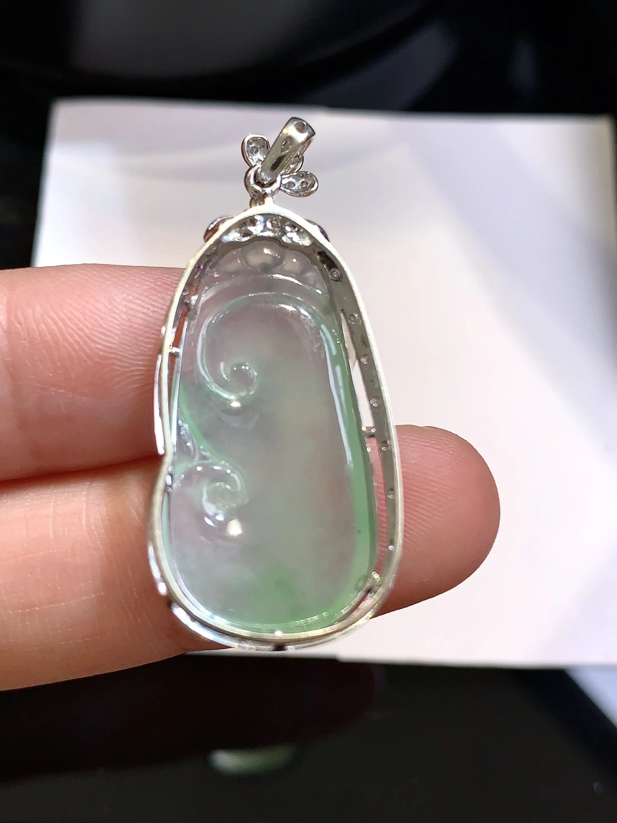 18k金钻镶嵌冰种如意吊坠 玉质细腻 色泽清新艳丽 整体尺寸36.6*16*6.5