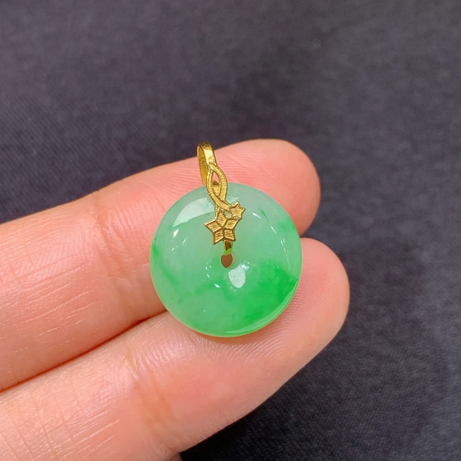 飘绿平安扣吊坠，18k金镶嵌，冰润色阳，玉质细腻，种水足， 尺寸18.8*14.6*4.9