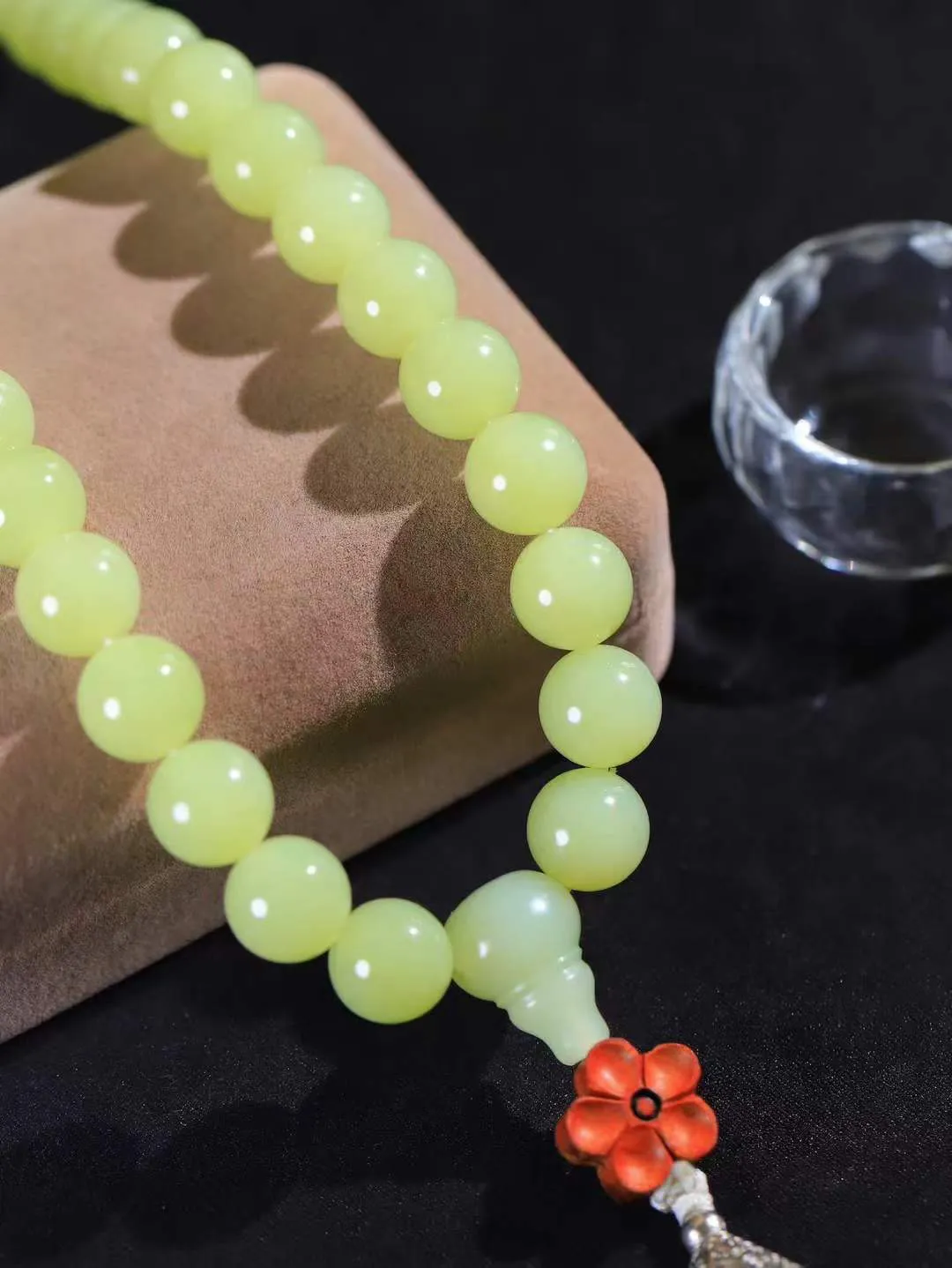 （珠圆玉润.手持)

精品和田玉黄口圆珠手持 质地温润灵动 有波光潋滟，也有梦幻清韵。行走于市井的喧嚣，相顾不言，便得清欢。重135.3克 尺寸取一11.9mm  FDL-111121333