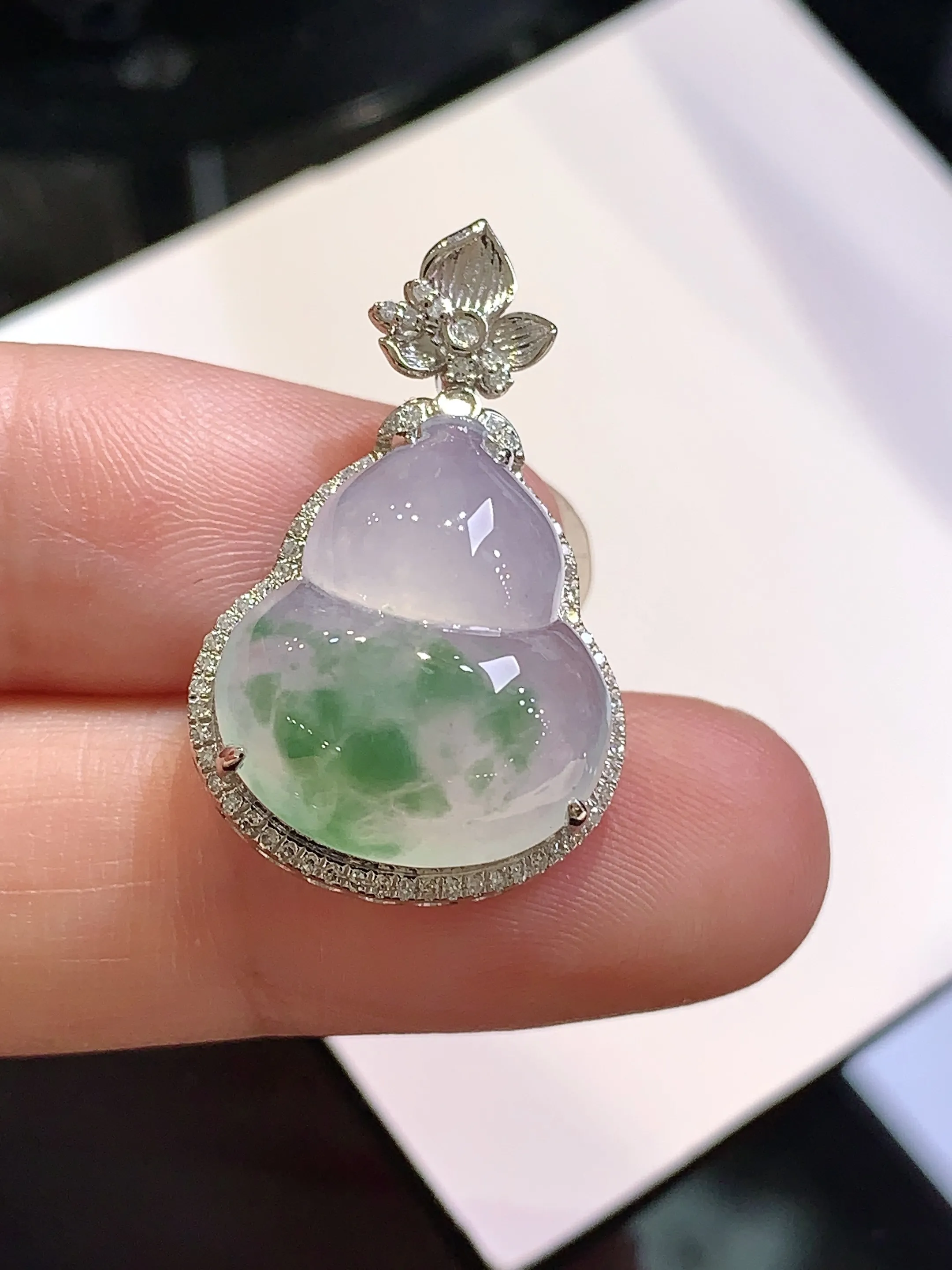 18k金钻镶嵌冰种葫芦吊坠 玉质细腻 色泽清新艳丽 整体尺寸27.5*17.1*9.5