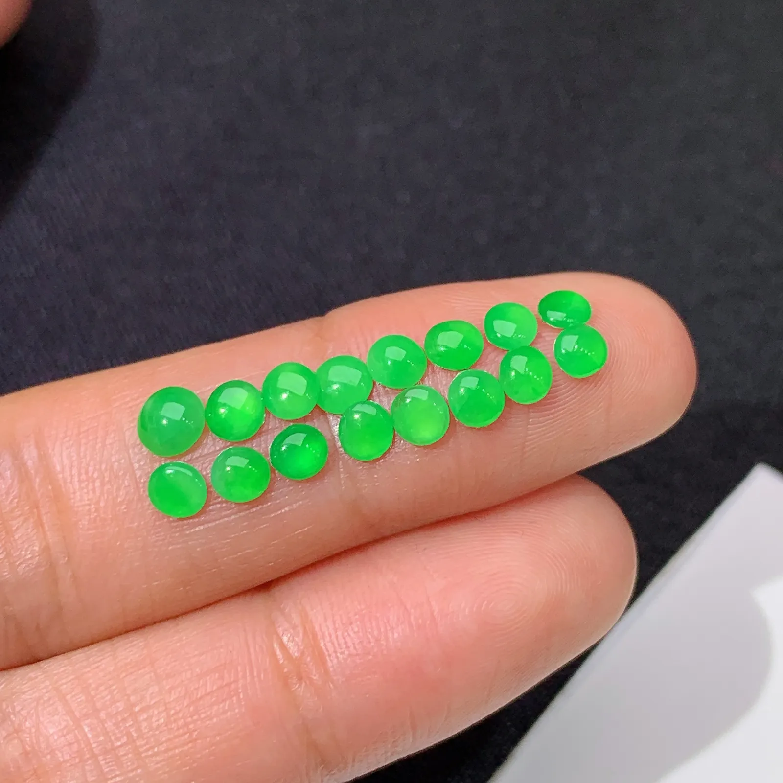 冰阳绿蛋面一手，镶嵌佳品，冰润色阳，玉质细腻，种水足 尺寸3.9*3.7*1.8