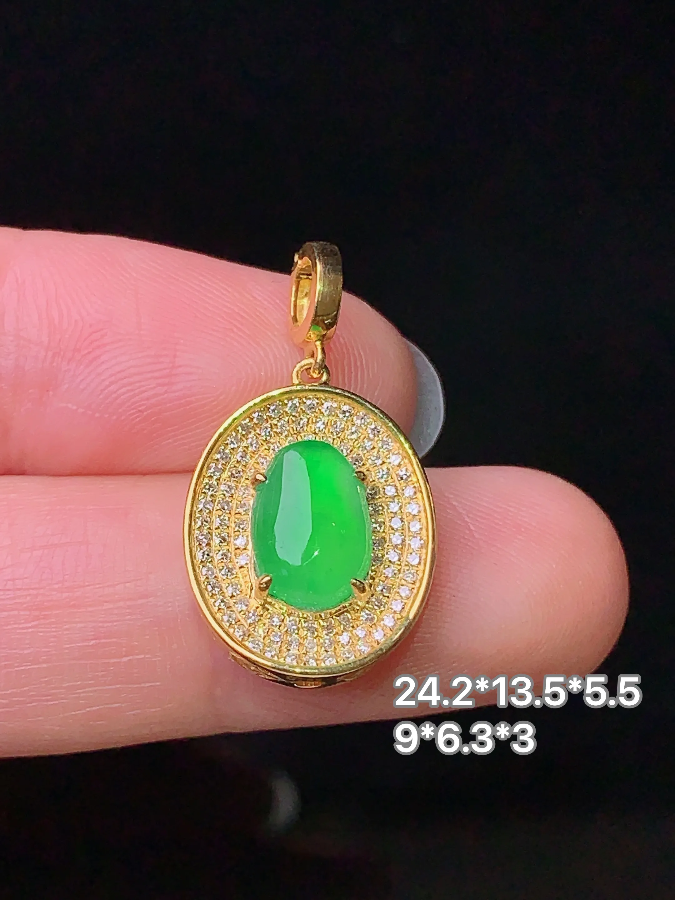 18k金钻镶嵌满绿蛋面吊坠 玉质细腻 色泽清新艳丽 整体尺寸24.2*13.5*5.5