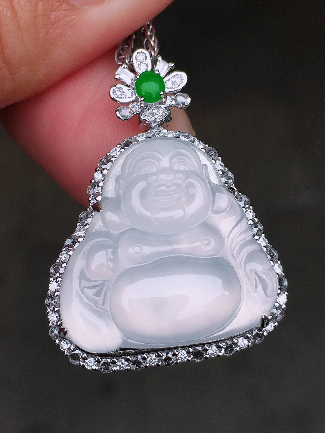 冰种【财神爷】吊坠，玉质细腻，荧光感超
强，饱满圆润，尽显优雅气质，18k
金豪华镶嵌