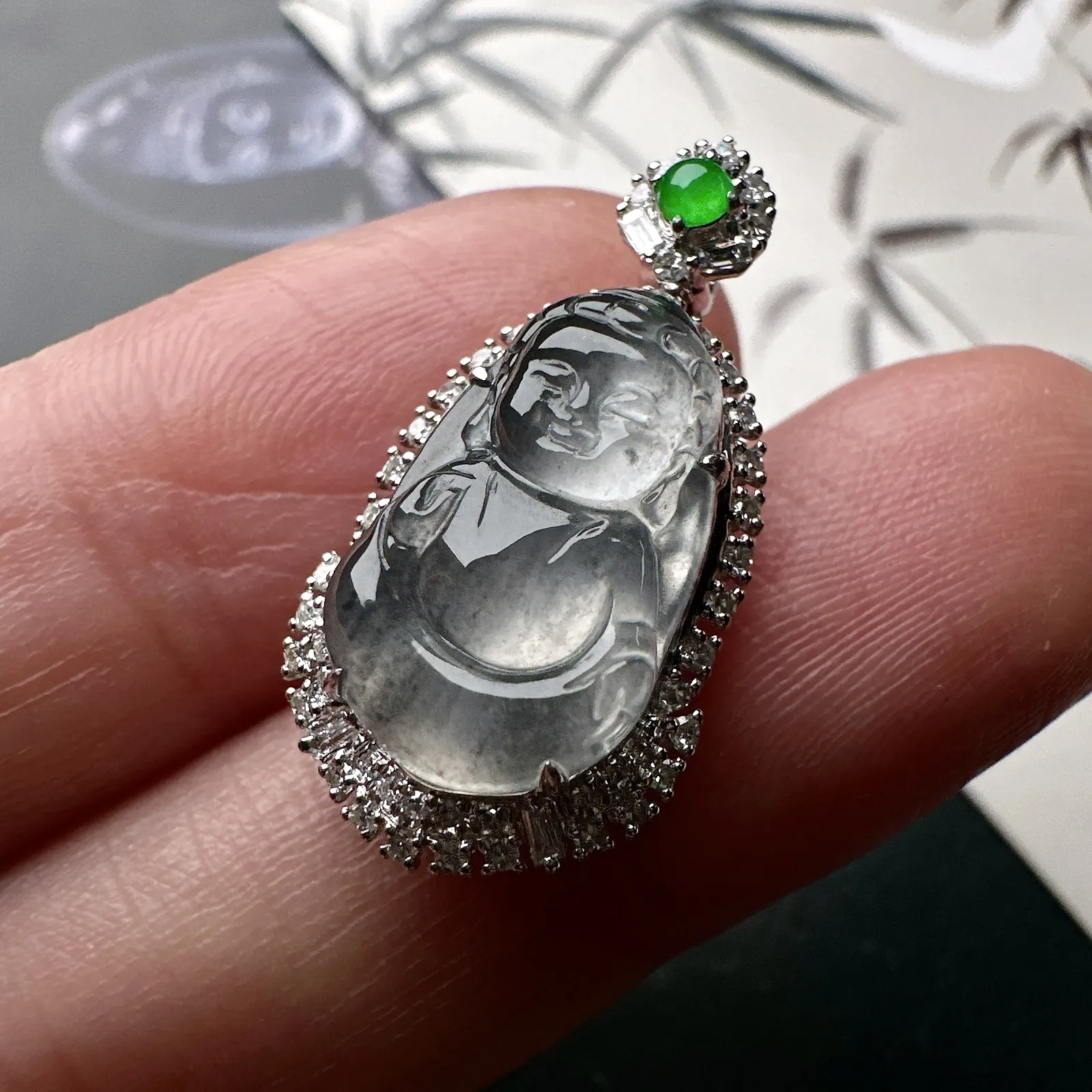 【冰种宝宝观音吊坠】乌鸡黑钢料，种水上乘，晶莹剔透，纯净通透，莹光感很强，18k金钻镶嵌，裸石尺寸15.7*9.5*3.5毫米