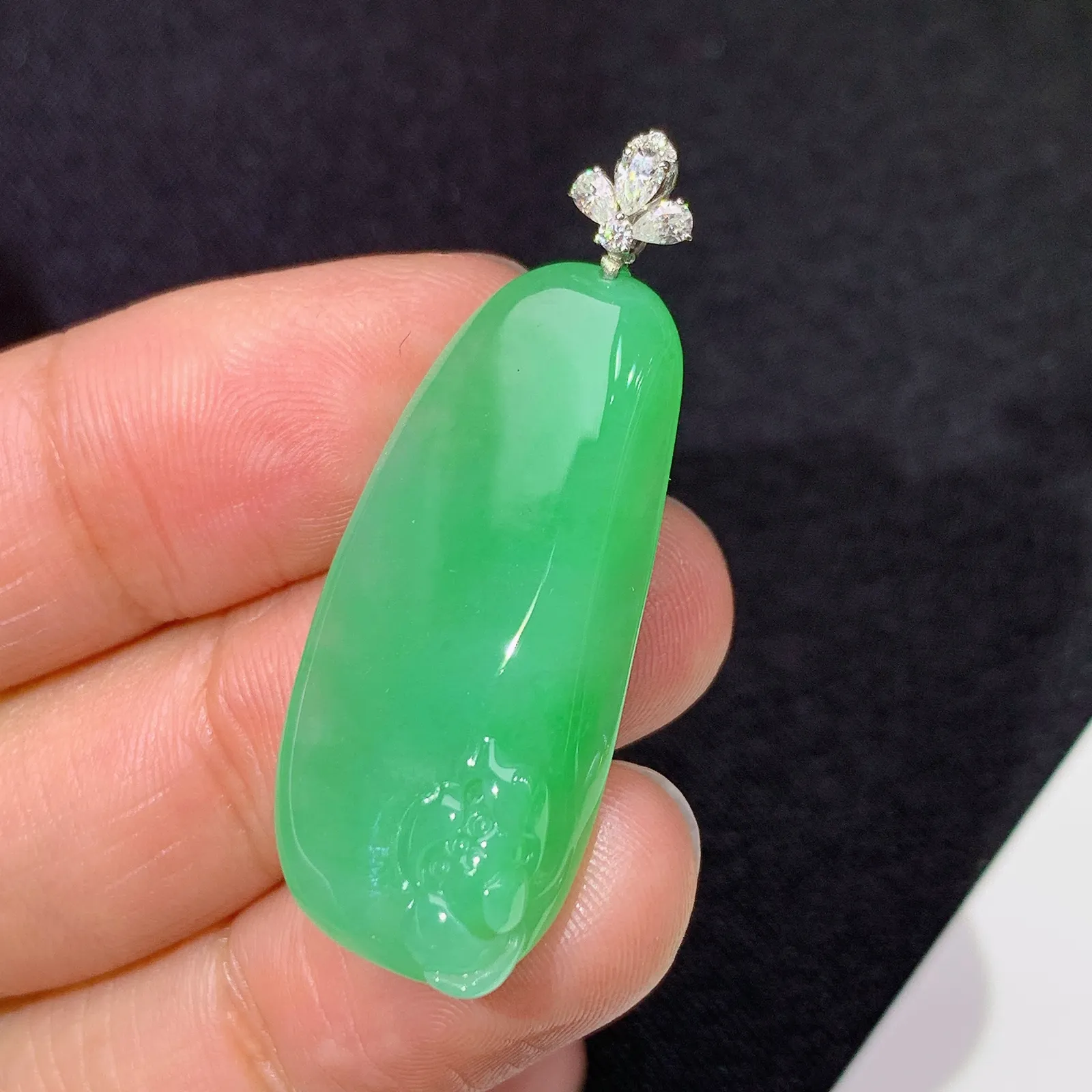 飘绿福瓜吊坠，18k金镶嵌，冰润色阳，玉质细腻，种水足 尺寸38*14.2*5.8