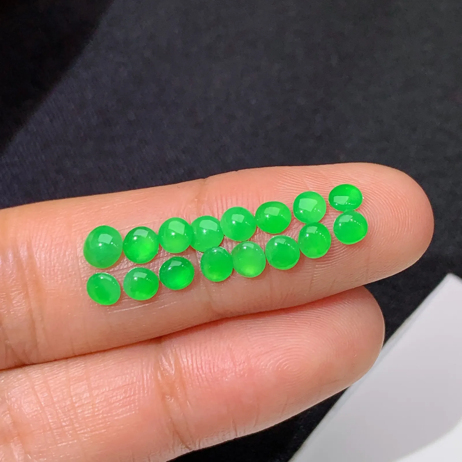 冰阳绿蛋面一手，镶嵌佳品，冰润色阳，玉质细腻，种水足 尺寸3.9*3.7*1.8