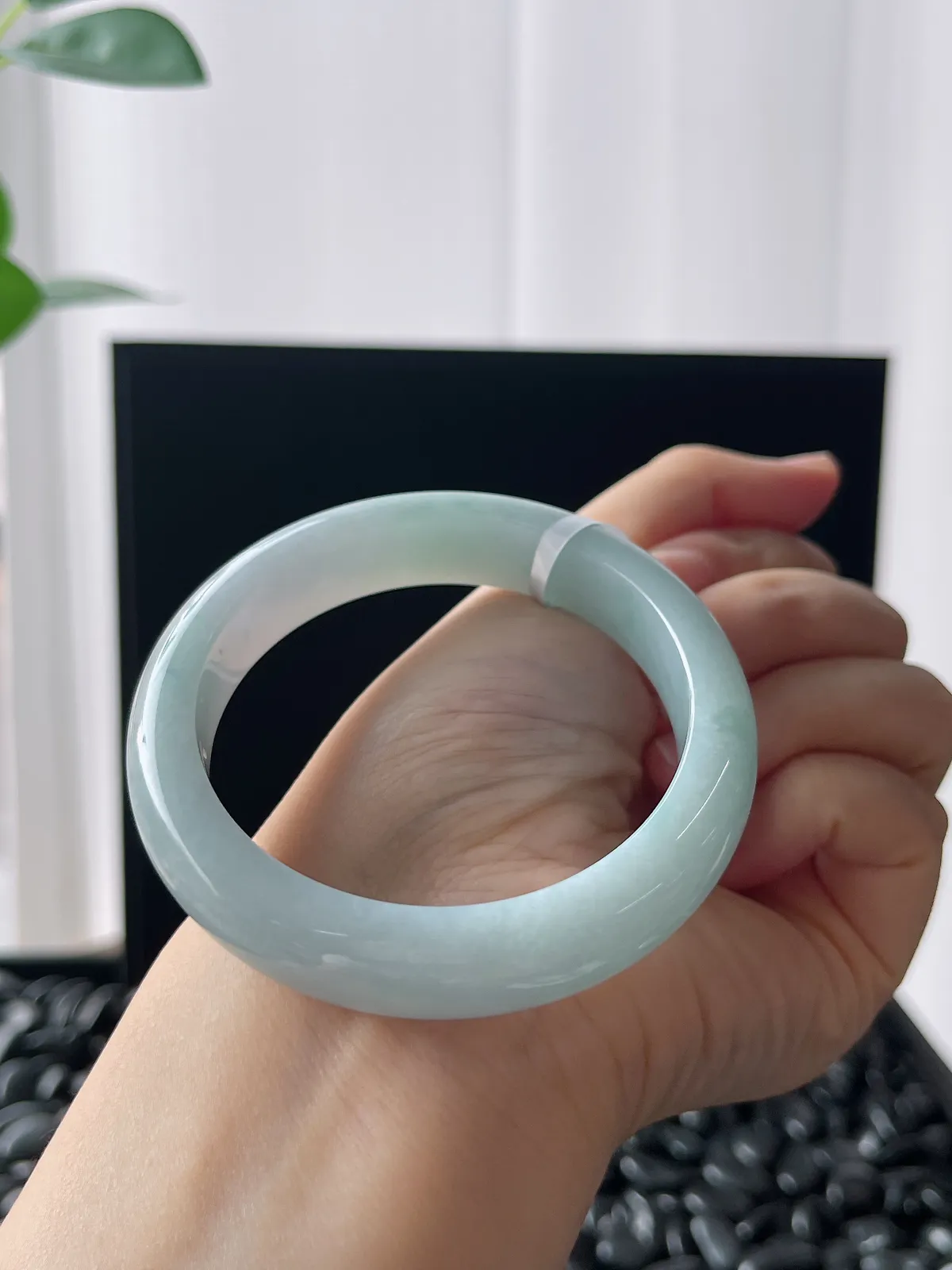 正圈54.2圈口，翡翠糯化种淡蓝色手镯