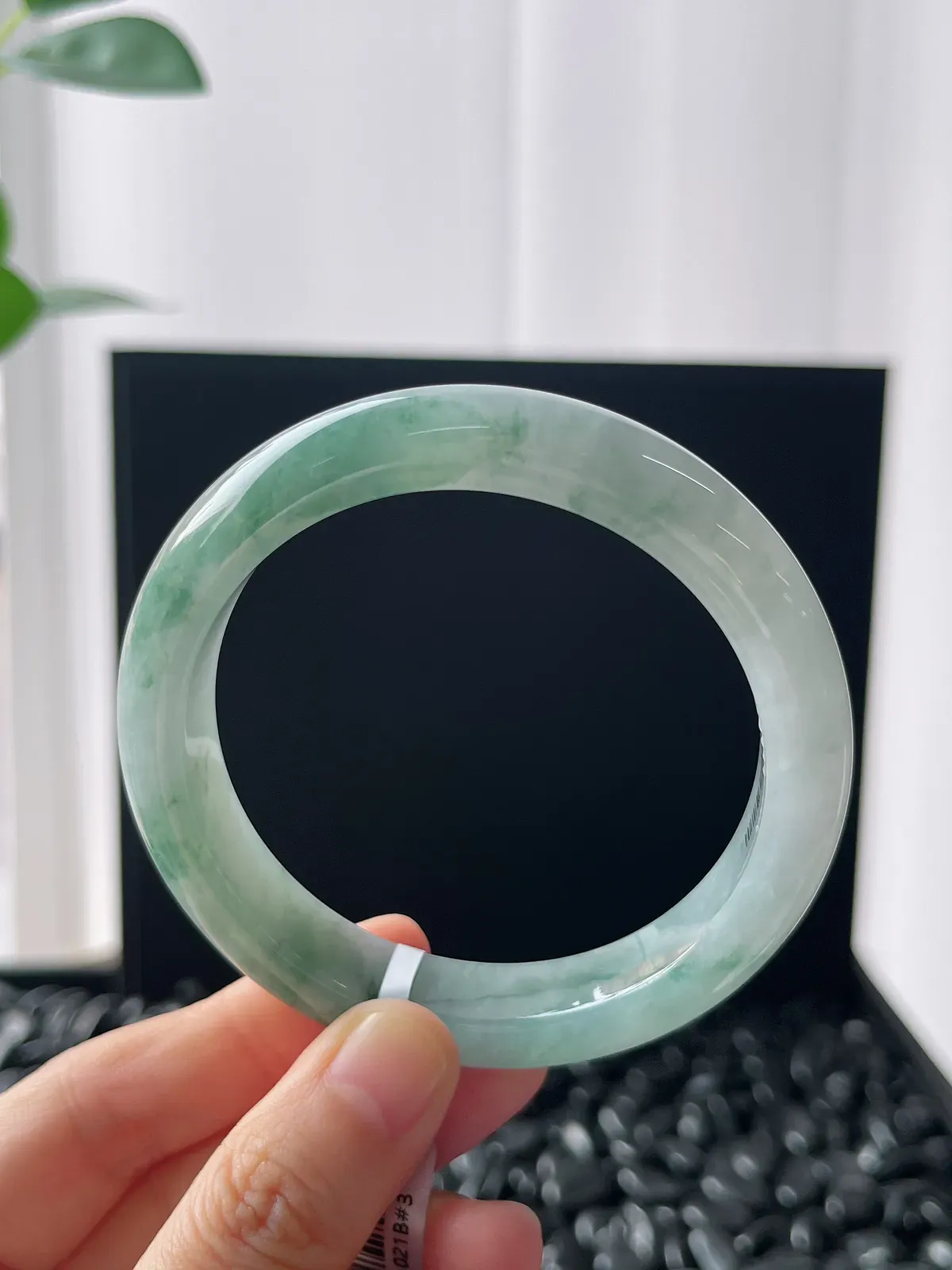 正圈58圈口，翡翠冰糯种飘绿手镯