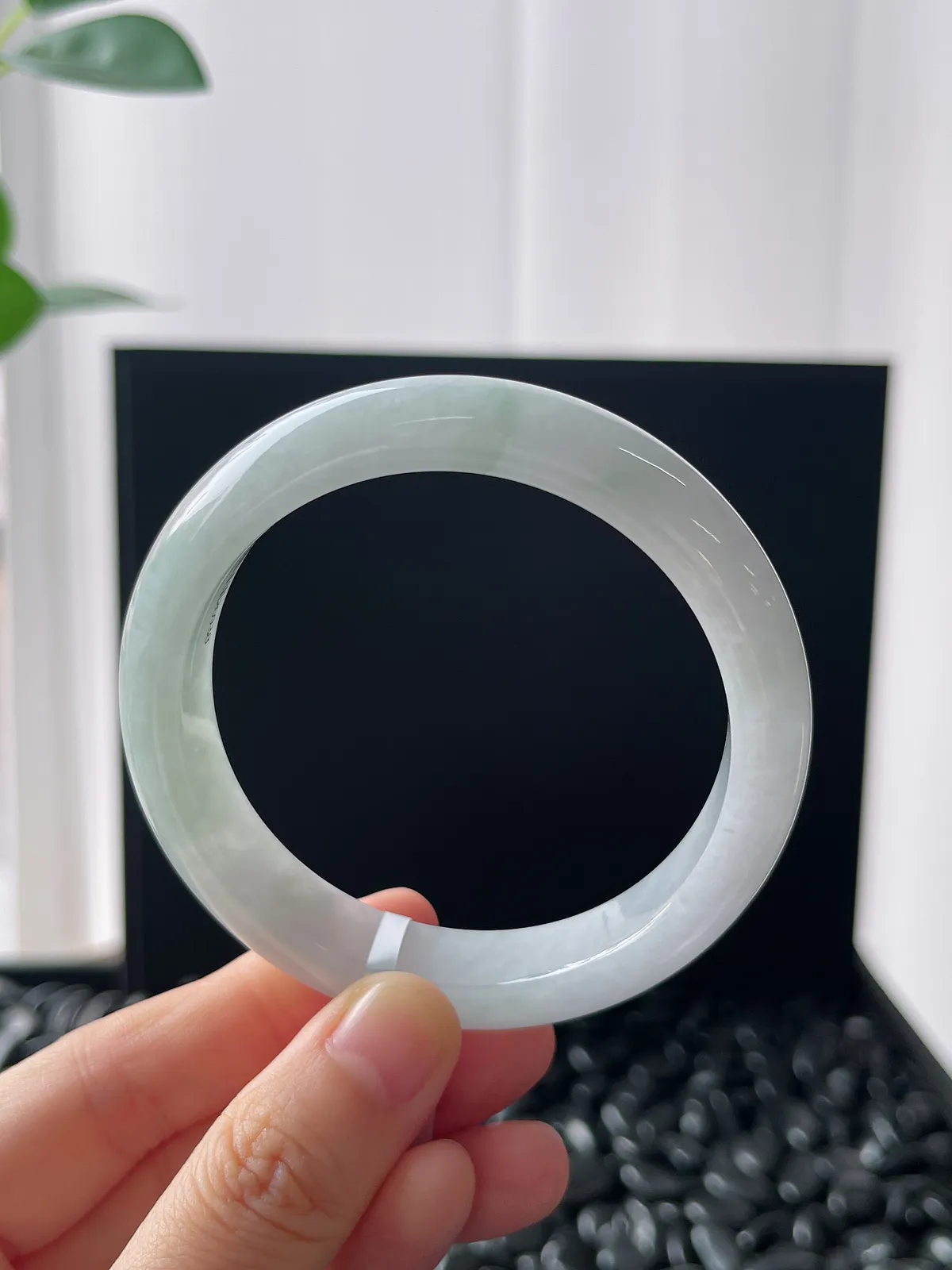 正圈55.9圈口，翡翠糯化种淡绿色手镯