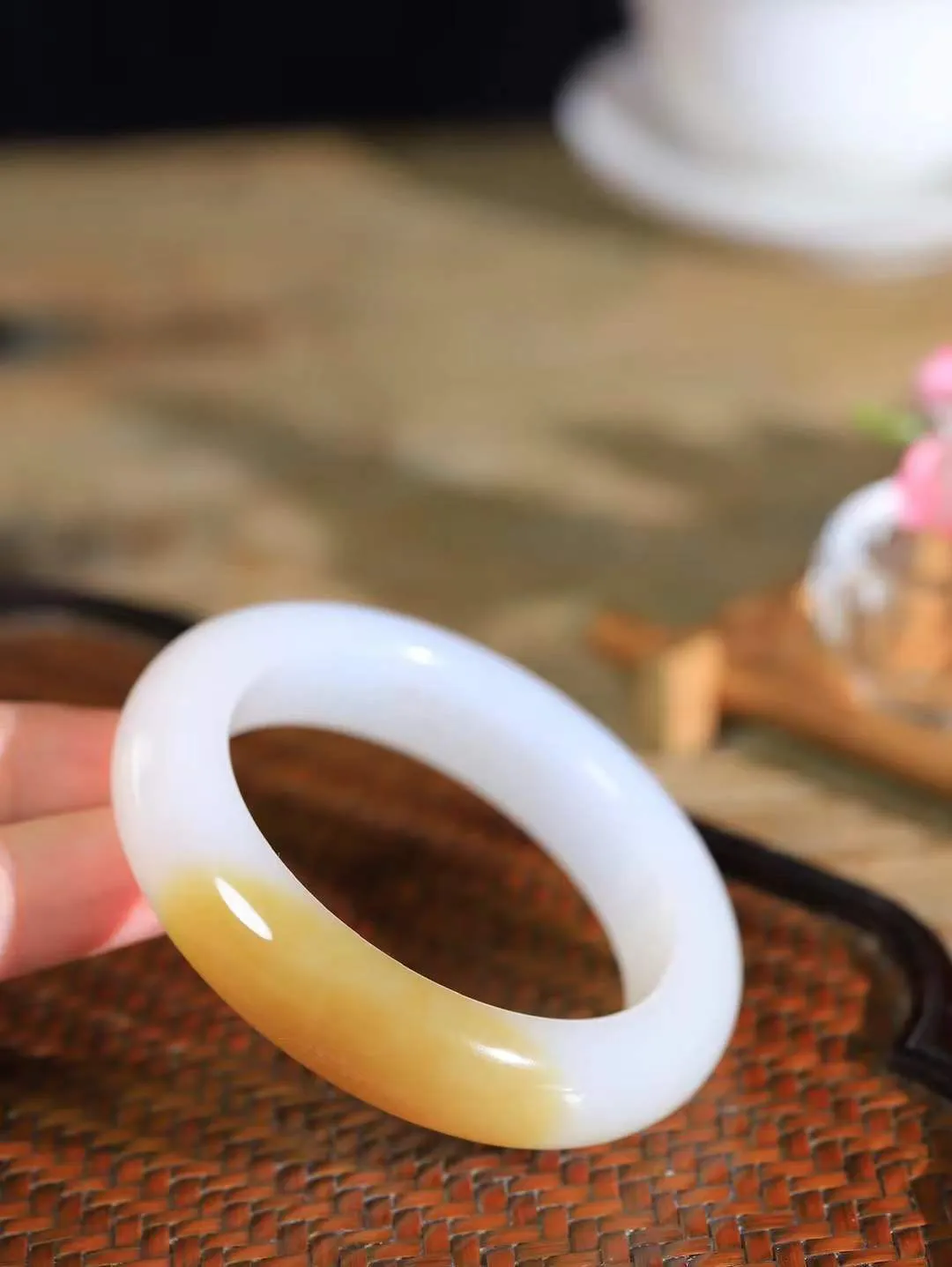 【腕间柔情.手镯】   

收藏级臻品️和田玉糖白玉手镯 玉质温润细腻 油性十足 古朴秀雅 轻抚岁月的栏杆软香温玉，腕间玉镯轻轻晃动，令人情动心间，撷一缕月末的芬芳，把心思铺陈，时光静美，惟有你最温柔。重78克   尺寸55-15-10.3mm  461101300A