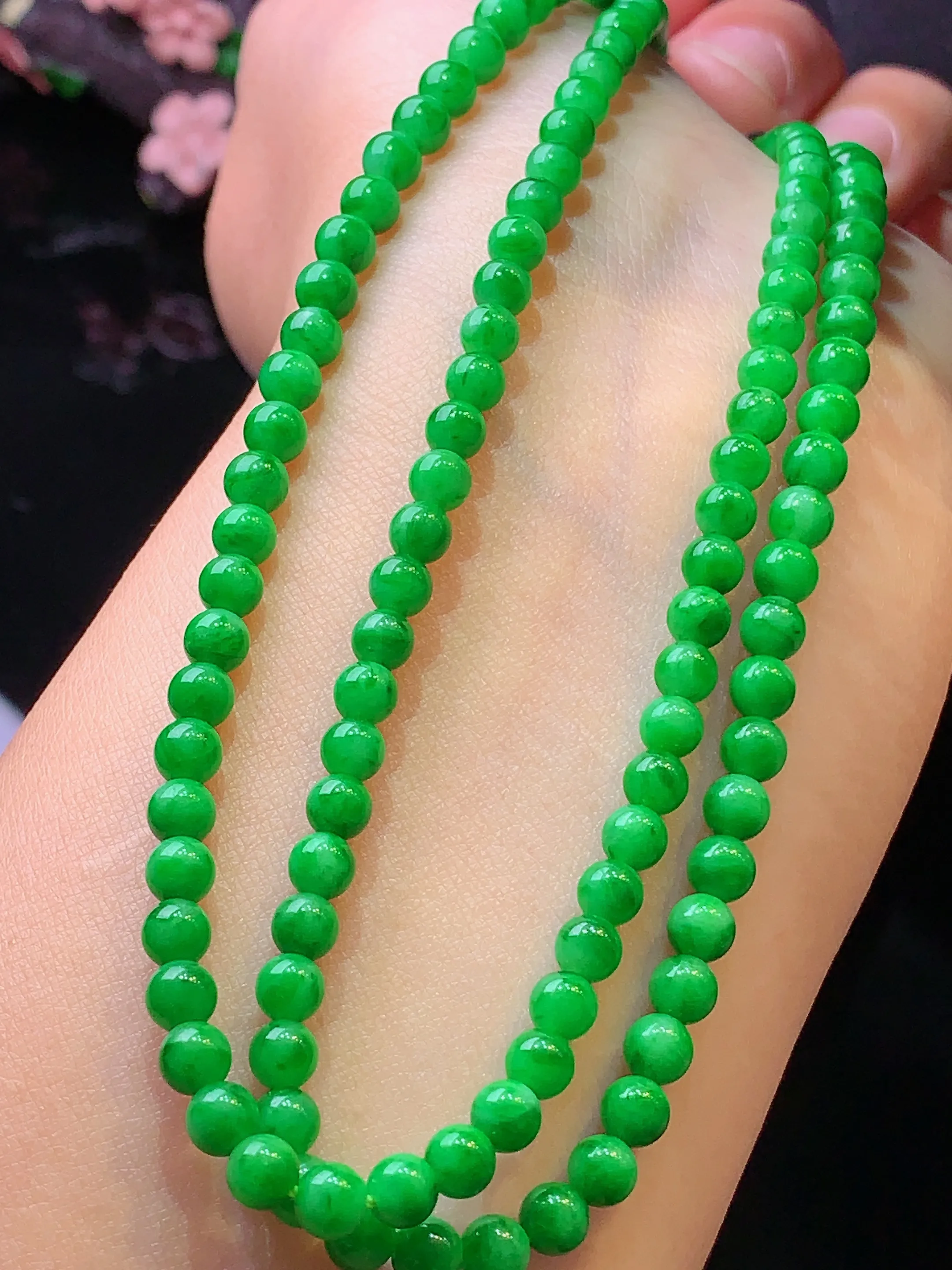 满绿圆珠项链 玉质细腻 色泽清新艳丽 整体尺寸4.3
