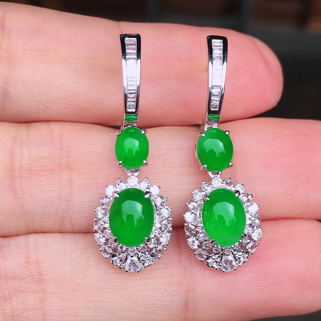 阳绿蛋面耳坠，色泽均匀艳丽，玉质细腻，荧光感超
强，饱满圆润，尽显优雅气质，18k
金豪华镶嵌